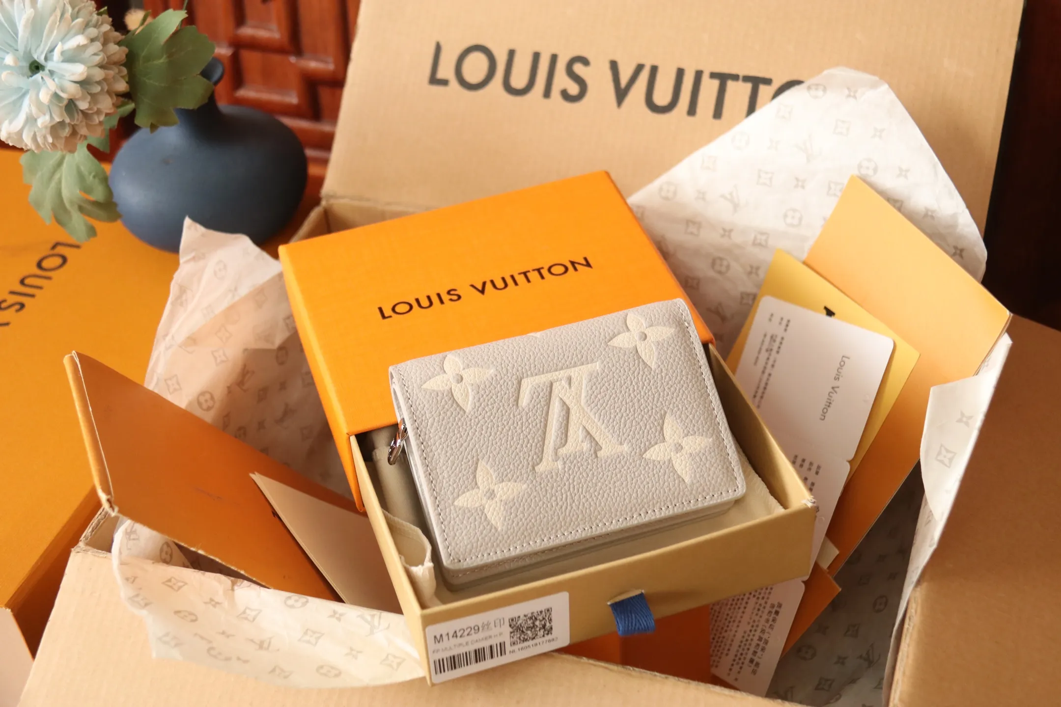 M14153 silk screen gray 💎P540 Cléa wallet is made of Monogram Empreinte soft grained cowhide and decorated with Louis Vuitton's iconic Monogram pattern. This model is known for its stylish design, which is both compact and spacious. It has an outer pocket, a zippered coin pocket, a note compartment and six card slots. Size: 11x8.5x3.5cm.