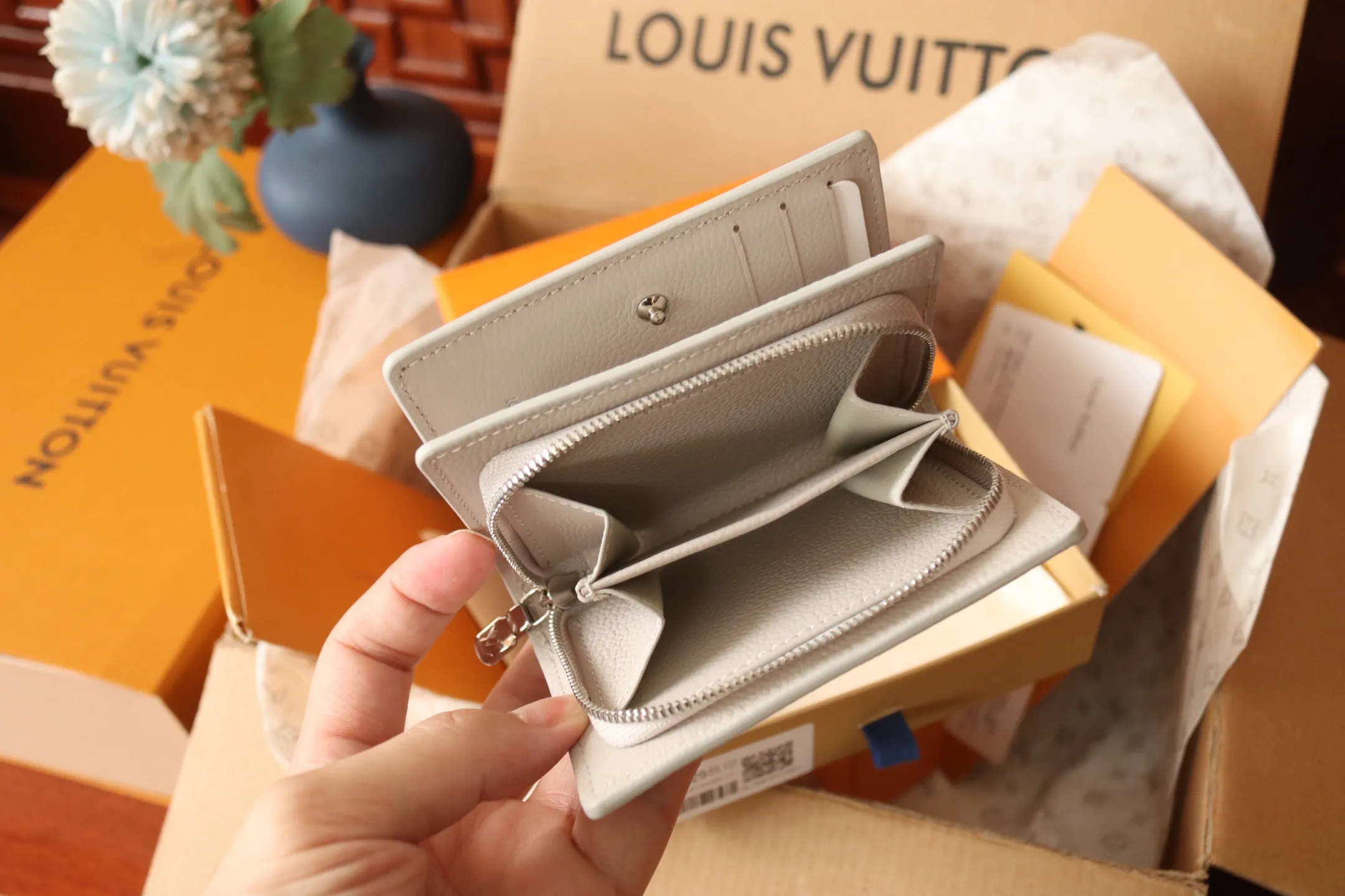M14153 silk screen gray 💎P540 Cléa wallet is made of Monogram Empreinte soft grained cowhide and decorated with Louis Vuitton's iconic Monogram pattern. This model is known for its stylish design, which is both compact and spacious. It has an outer pocket, a zippered coin pocket, a note compartment and six card slots. Size: 11x8.5x3.5cm.