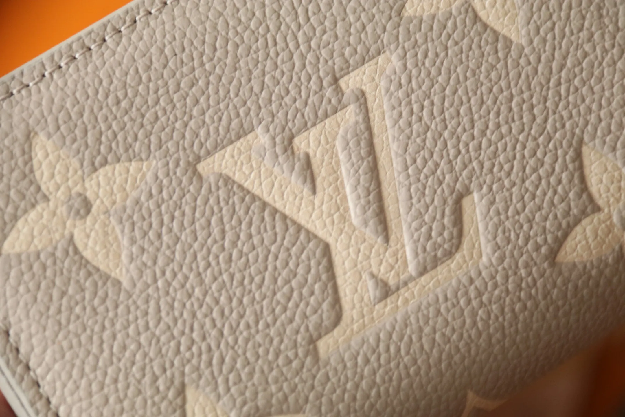 M14153 silk screen gray 💎P540 Cléa wallet is made of Monogram Empreinte soft grained cowhide and decorated with Louis Vuitton's iconic Monogram pattern. This model is known for its stylish design, which is both compact and spacious. It has an outer pocket, a zippered coin pocket, a note compartment and six card slots. Size: 11x8.5x3.5cm.