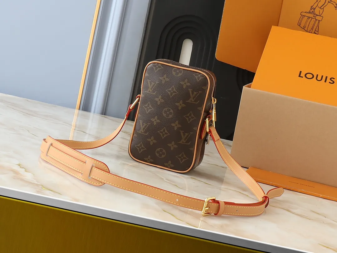 💰220💰Upgraded original M14016 M14014 M14013 M14058 M14253 In his latest collection, Pharrell Williams reinvents the Amazone crossbody bag from the 1980s, updating it with luxurious details. Select soft cow leather and cover it with Monogram printing. The leather texture is like vintage Monogram canvas. The bag is embellished with a pearl zipper and paired with a detachable Louis Vuitton metal hangtag, which is reminiscent of the nameplate on the brand's vintage luggage. 13.5 x 20.0 x 8.0 cm (length x height x width)