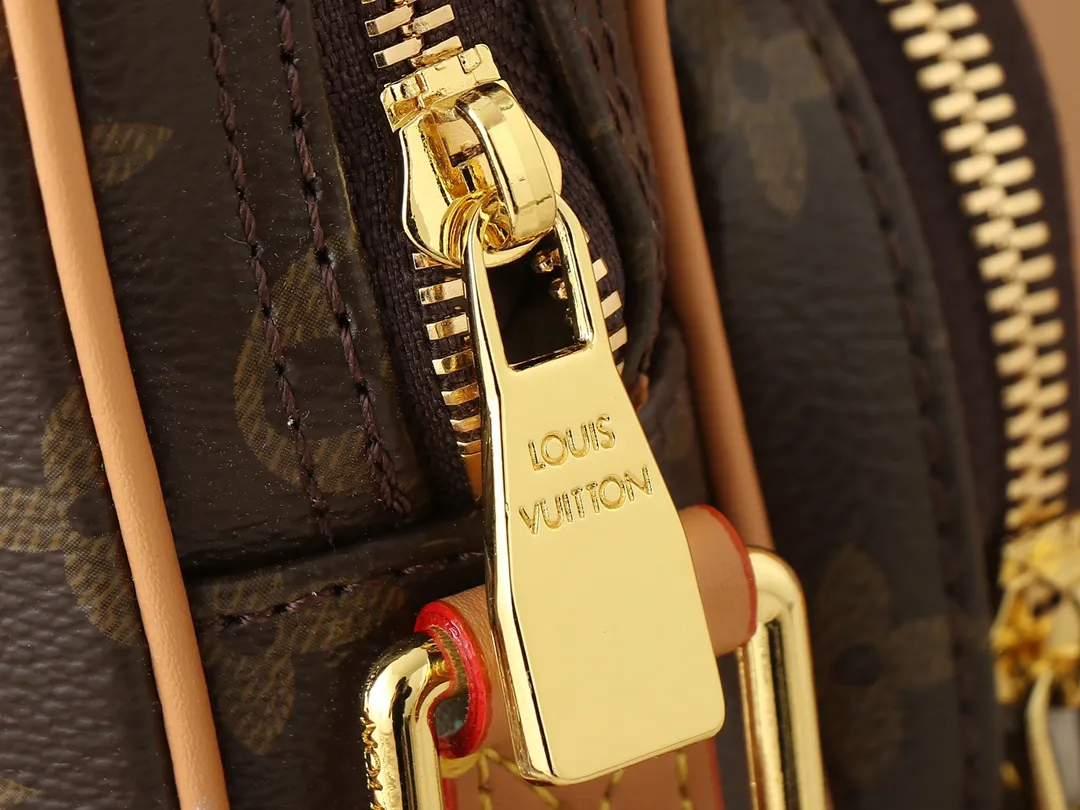 💰220💰Upgraded original M14016 M14014 M14013 M14058 M14253 In his latest collection, Pharrell Williams reinvents the Amazone crossbody bag from the 1980s, updating it with luxurious details. Select soft cow leather and cover it with Monogram printing. The leather texture is like vintage Monogram canvas. The bag is embellished with a pearl zipper and paired with a detachable Louis Vuitton metal hangtag, which is reminiscent of the nameplate on the brand's vintage luggage. 13.5 x 20.0 x 8.0 cm (length x height x width)