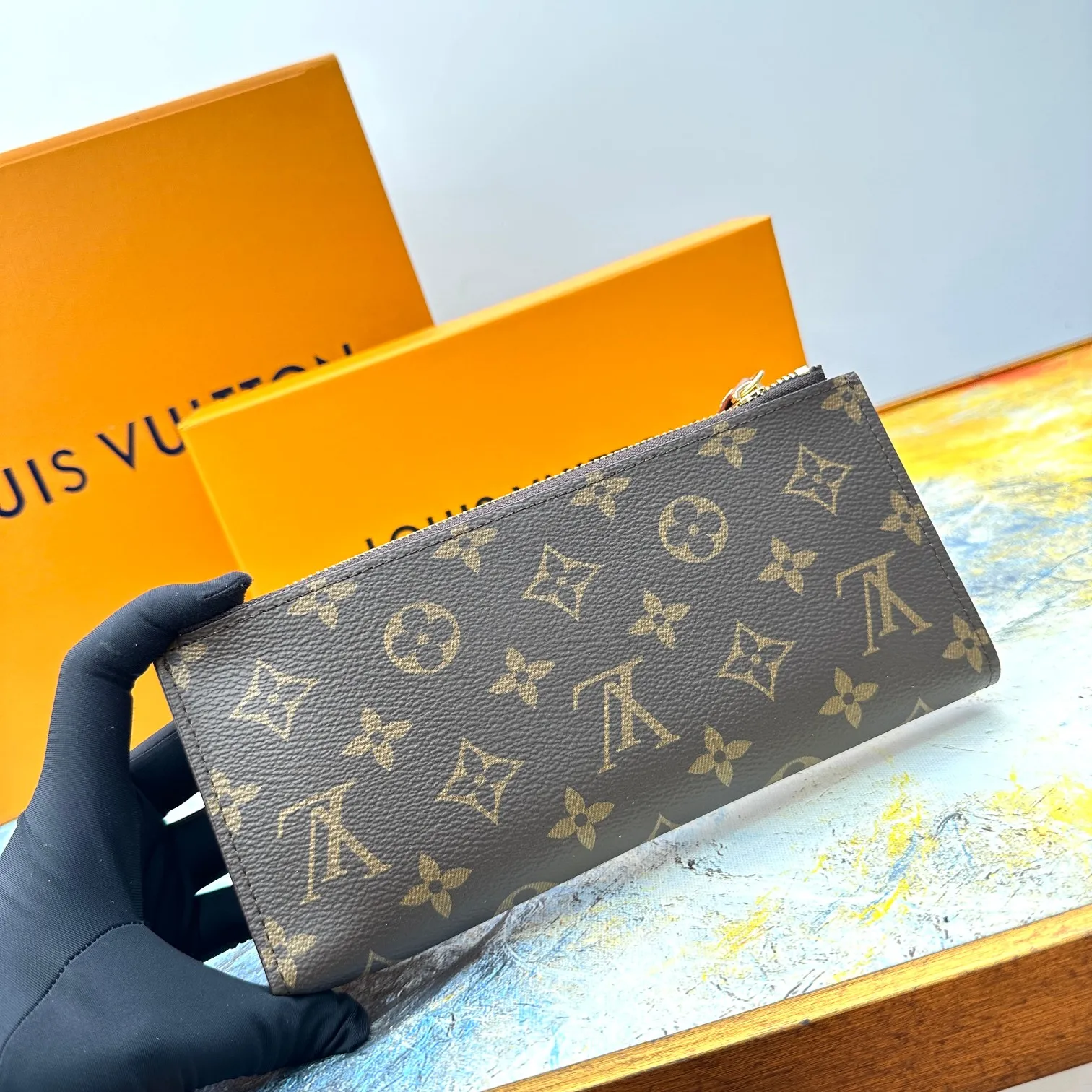 💰120 💎Top original version #Super practical, still popular# Official website synchronized version! Combining Louis Vuitton's classic Monogram canvas material with a bright colored leather lining, the stylish Adele wallet features a modern thin design, two leather zippers and a magnetic clasp for easy opening. It also works as a clutch. 12 credit card slots, 2 zippered compartments for coins or a smartphone, 2 flat interior pockets, embossed cowhide leather lining, shiny gold-tone hardware. ❤️Model: M61269 Size 21x9x2.