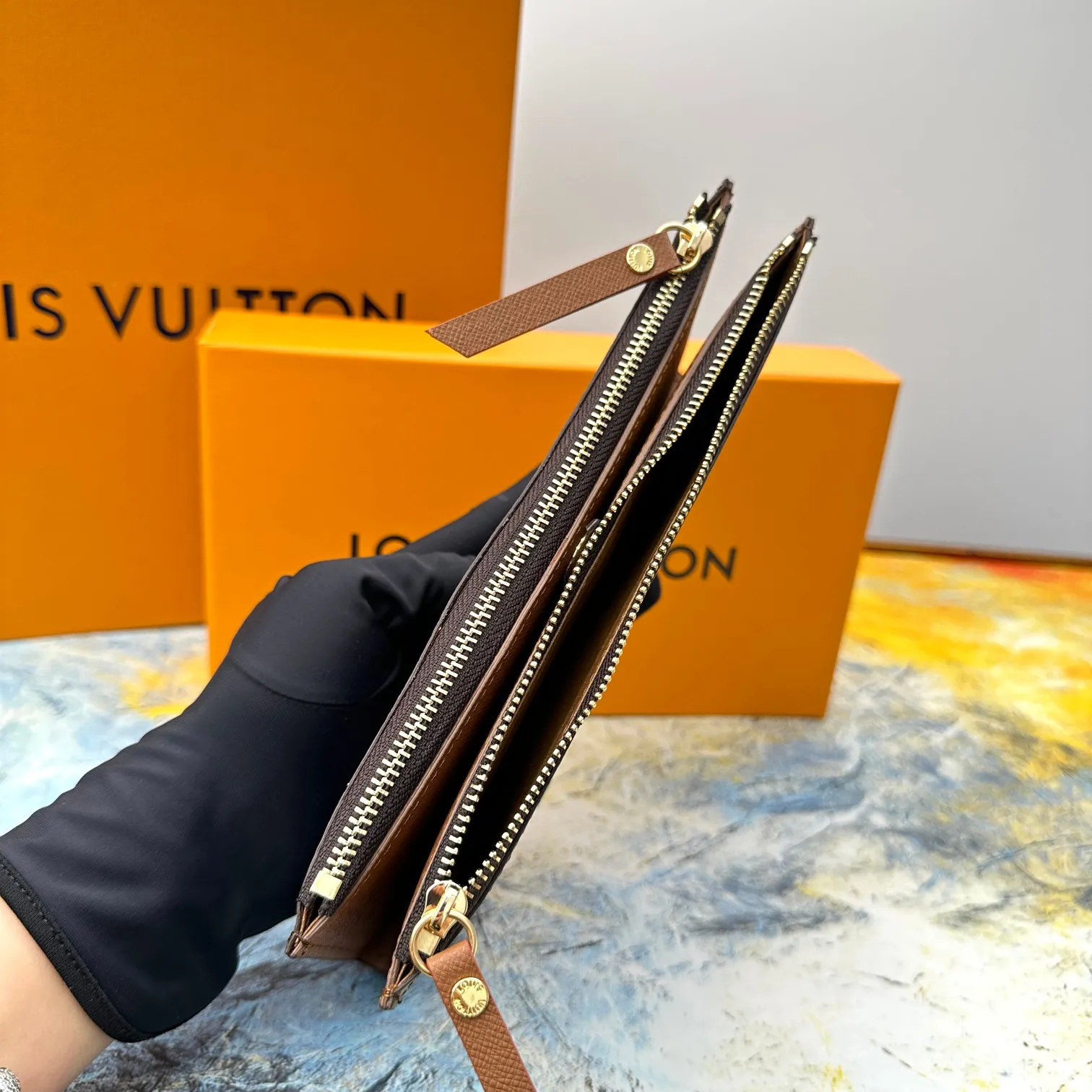 💰120 💎Top original version #Super practical, still popular# Official website synchronized version! Combining Louis Vuitton's classic Monogram canvas material with a bright colored leather lining, the stylish Adele wallet features a modern thin design, two leather zippers and a magnetic clasp for easy opening. It also works as a clutch. 12 credit card slots, 2 zippered compartments for coins or a smartphone, 2 flat interior pockets, embossed cowhide leather lining, shiny gold-tone hardware. ❤️Model: M61269 Size 21x9x2.