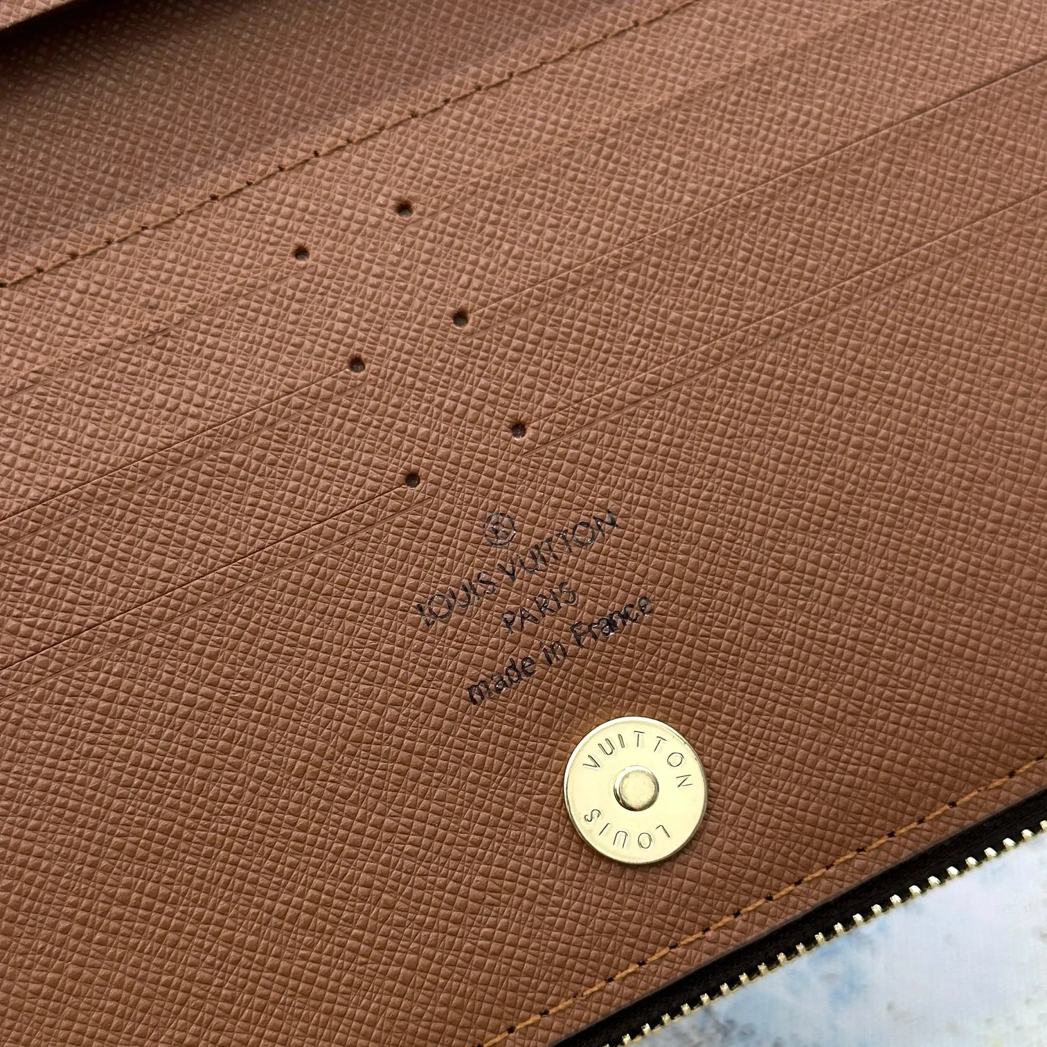 💰120 💎Top original version #Super practical, still popular# Official website synchronized version! Combining Louis Vuitton's classic Monogram canvas material with a bright colored leather lining, the stylish Adele wallet features a modern thin design, two leather zippers and a magnetic clasp for easy opening. It also works as a clutch. 12 credit card slots, 2 zippered compartments for coins or a smartphone, 2 flat interior pockets, embossed cowhide leather lining, shiny gold-tone hardware. ❤️Model: M61269 Size 21x9x2.