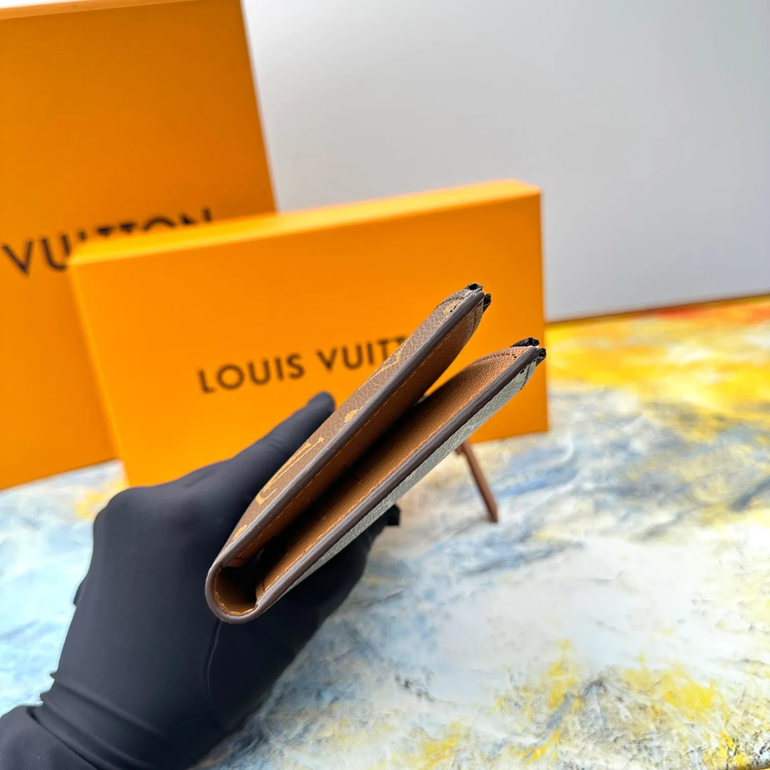 💰120 💎Top original version #Super practical, still popular# Official website synchronized version! Combining Louis Vuitton's classic Monogram canvas material with a bright colored leather lining, the stylish Adele wallet features a modern thin design, two leather zippers and a magnetic clasp for easy opening. It also works as a clutch. 12 credit card slots, 2 zippered compartments for coins or a smartphone, 2 flat interior pockets, embossed cowhide leather lining, shiny gold-tone hardware. ❤️Model: M61269 Size 21x9x2.