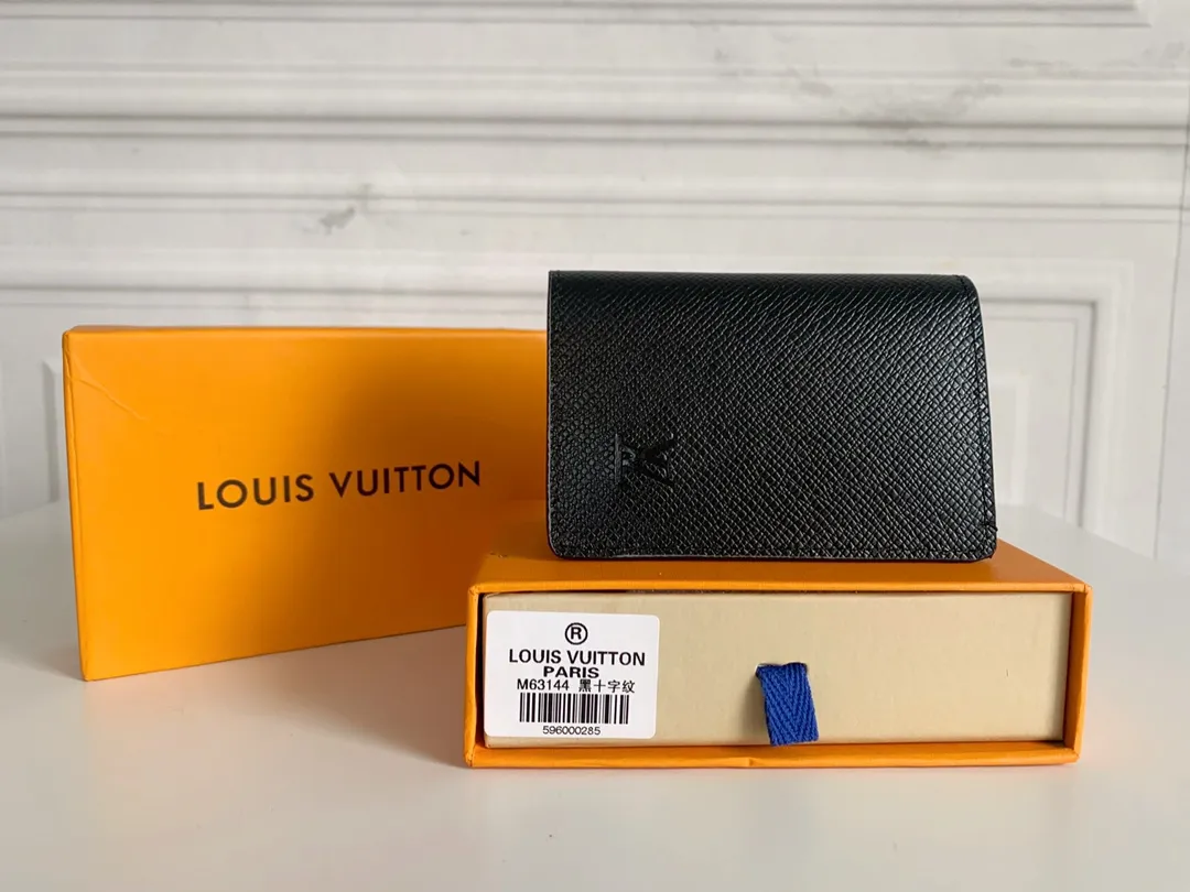 💰80 💎Small card holder Louis vuitton's pocket leather wallet has seven compartments, which can hold credit cards, bus cards, business cards, and even city maps. Damier canvas, leather-bound - two credit card compartments - four inner compartments - one outer compartment. ❤️ Model M63144 Size 7X11.