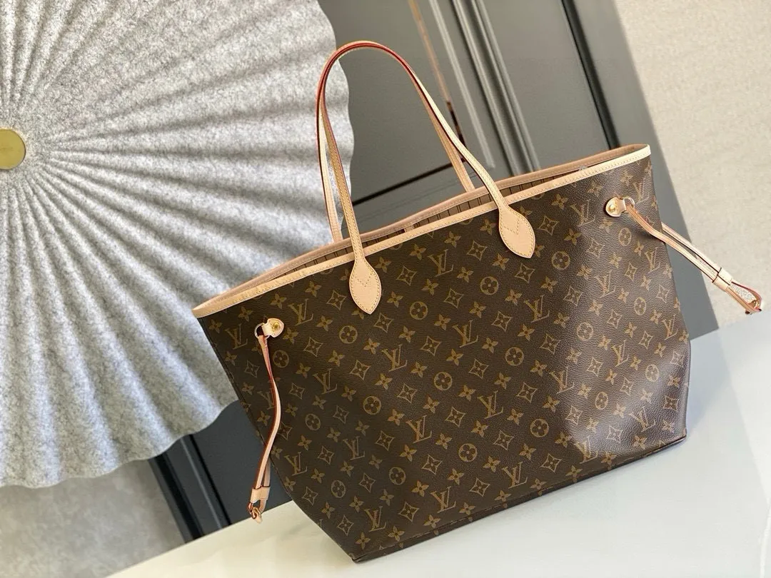 💰800 (large steel nails) top original order M40990 NEVERFULL large handbag Neverfull is a new interpretation of the classic handbag and explores the exquisite details inside the bag. Redesigned interior pockets feature fresh fabric linings and vintage details inspired by the Louis Vuitton archives, most notably the detachable zippered clutch, which can be used as a sophisticated clutch on its own or as an additional pocket. Bright lining tones add a more lively feel to Monogram's classic canvas. Detailed features 39 x 32 x 19 cm (Length x Height x Width) Redesigned interior pocket with details inspired by the Louis Vuitton archives Pockets lined with linen fabric Removable zippered clutch with tonal interior pocket Natural cowhide leather trim Shiny gold-tone hardware Handles: double handles