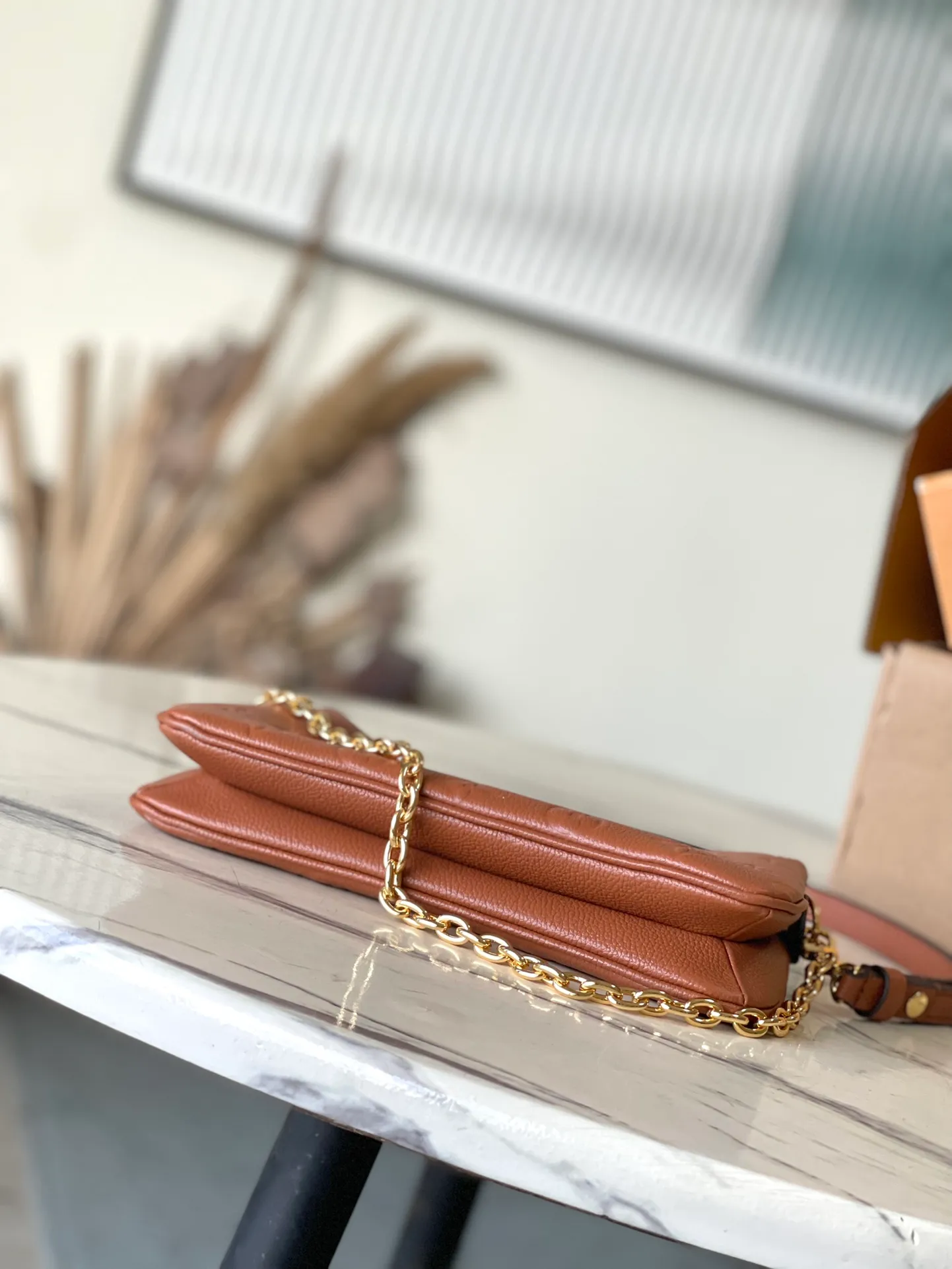 💰1020 (top layer leather) top original M11916 caramel color Monogram Empreinte leather Liv pochette can fit tightly on the arm. It comes with a removable gold-tone chain and a removable, adjustable double strap and is crafted from signature natural cowhide leather. A secure double zip closure and engraved gold plaque complete this stylish piece. size：24x13x6.5cm