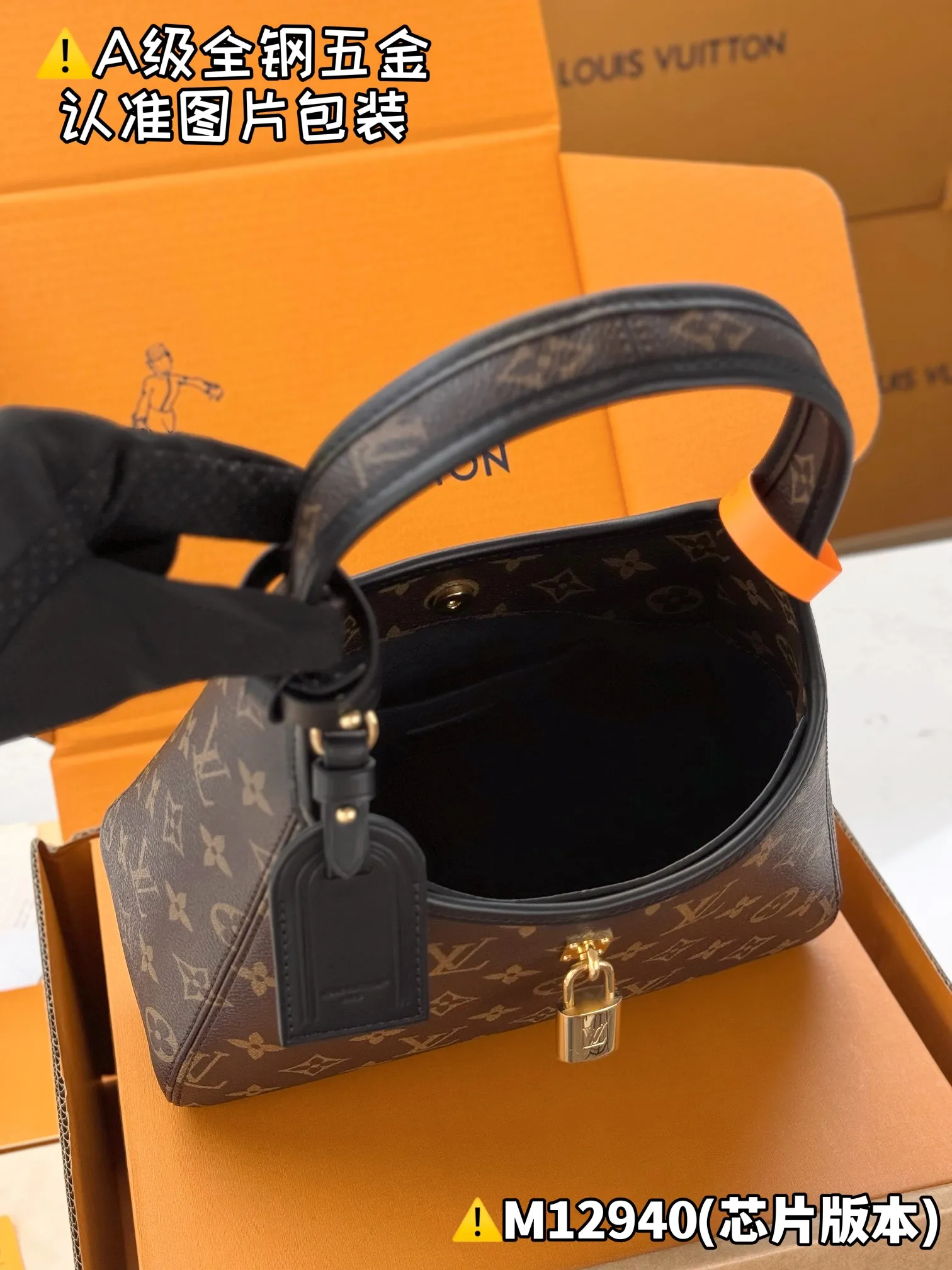 💰1440 [Genuine grade] [Super grade MB high elastic fabric] The Drop small handbag Model: M12940 Material: A+ grade all-steel hardware, imported high elastic fabric Packaging: Full set of special grade duty-free MB packaging Dimensions: 15 x 12 x 28 cm (height x width x length)