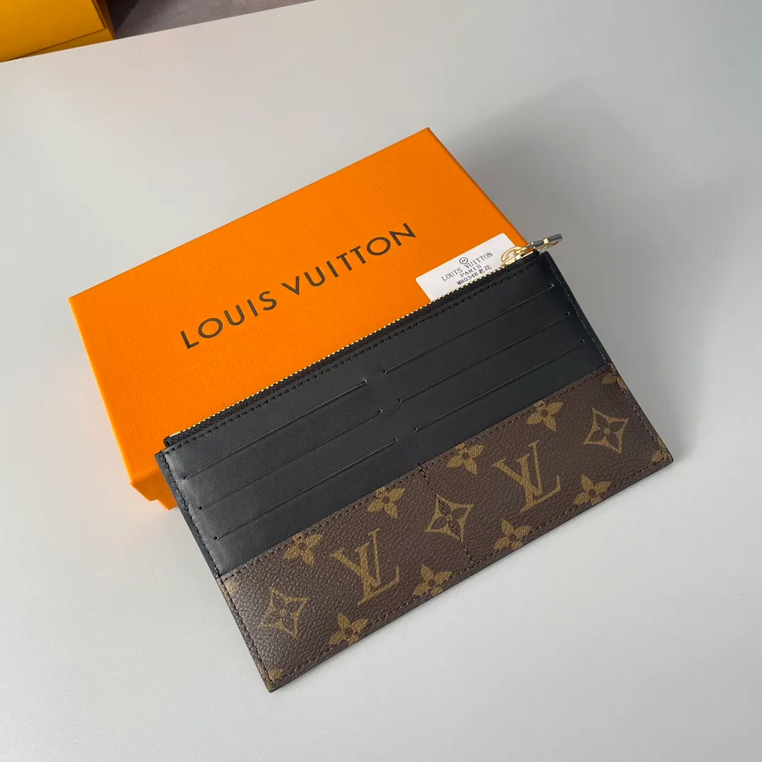 Factory price 240 🇫🇷Exclusive real shot of overseas original order M80348! Made of Monogram canvas and smooth calfskin, the Slim Purse clutch has a simple construction and is embossed with the Louis Vuitton logo. It has a zipped main compartment, an external patch pocket, an outer compartment and a card compartment. It can also be placed in other handbags. Size: 20×11×0.5cm