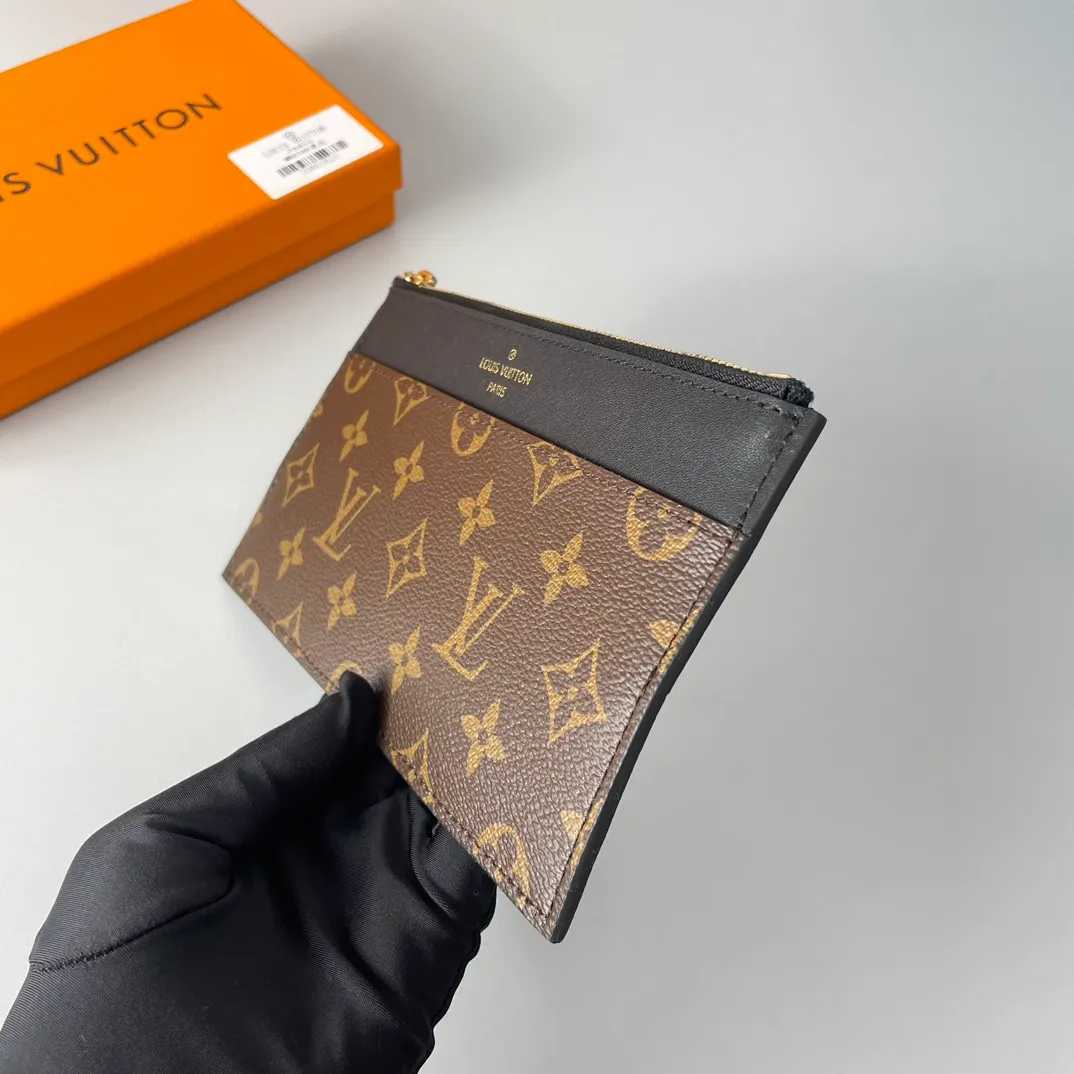 Factory price 240 🇫🇷Exclusive real shot of overseas original order M80348! Made of Monogram canvas and smooth calfskin, the Slim Purse clutch has a simple construction and is embossed with the Louis Vuitton logo. It has a zipped main compartment, an external patch pocket, an outer compartment and a card compartment. It can also be placed in other handbags. Size: 20×11×0.5cm