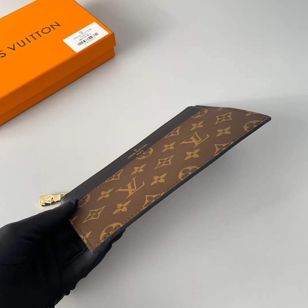 Factory price 240 🇫🇷Exclusive real shot of overseas original order M80348! Made of Monogram canvas and smooth calfskin, the Slim Purse clutch has a simple construction and is embossed with the Louis Vuitton logo. It has a zipped main compartment, an external patch pocket, an outer compartment and a card compartment. It can also be placed in other handbags. Size: 20×11×0.5cm