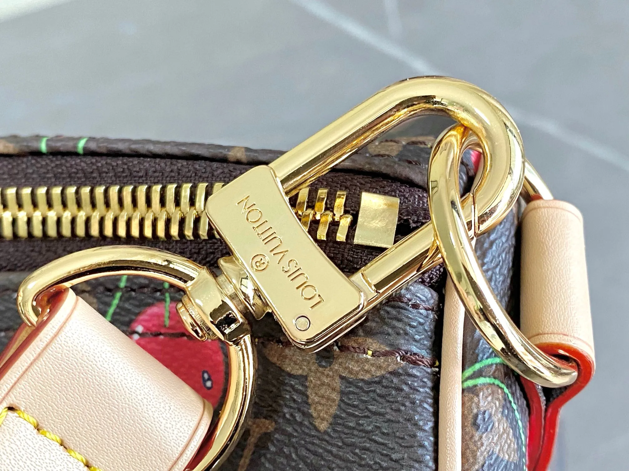 💰1340 Top Original Transcoding Chip This M13764 Keepall Bandouliere 45 travel bag is made of Monogram Heritage coating, conveying the cruise travel style with gorgeous style. The restrained color scheme and distressed hardware exude sophistication, while the soft cowhide leather details highlight the brand's craftsmanship. The top handle and removable and adjustable shoulder strap allow for a variety of carrying options. 45x27x20 cm (LxHxW) Monogram Heritage coated cowhide leather trim