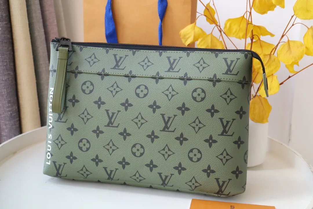 Factory price 520 M82800 Top original order This Keepall Bandoulière 25 urban bag is made of coated canvas and is a mini version of Louis Vuitton's most classic Keepall travel bag. The details of the handbag echo the original design, including details such as leather top handles and side straps. It also has a detachable and adjustable wide shoulder strap, which can be carried on the shoulder or cross-body.  Dimensions: 32 x 21 x 8 cm