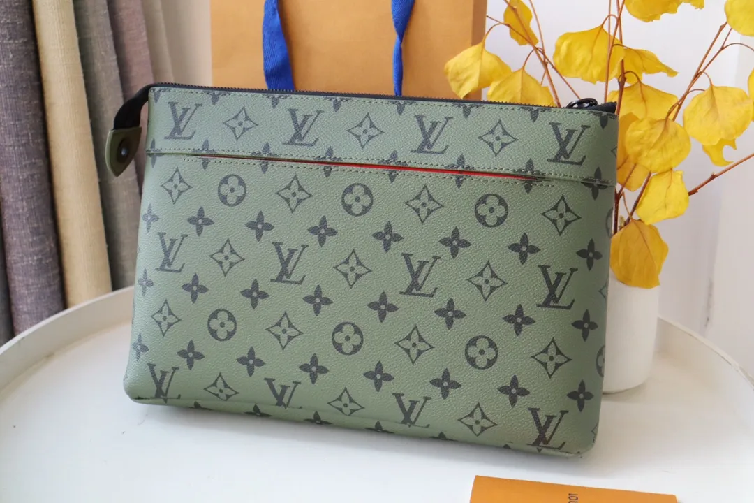 Factory price 520 M82800 Top original order This Keepall Bandoulière 25 urban bag is made of coated canvas and is a mini version of Louis Vuitton's most classic Keepall travel bag. The details of the handbag echo the original design, including details such as leather top handles and side straps. It also has a detachable and adjustable wide shoulder strap, which can be carried on the shoulder or cross-body.  Dimensions: 32 x 21 x 8 cm