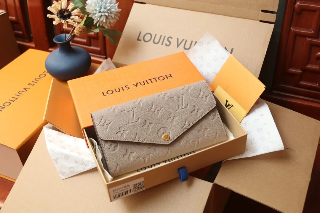 M82257 embossed P540 The embossed processing of Louis Vuitton's iconic Monogram pattern is very beautiful, and the "Portefeuille Sara" using Monogram Unplant leather is used. Opening the envelope-shaped flip cover reveals functional interior features such as multiple card slots and a zippered coin pocket. Size: 19 10.5 2