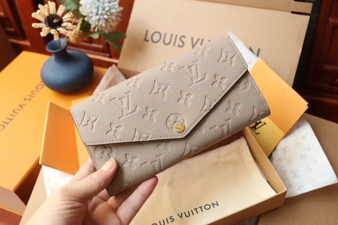 M82257 embossed P540 The embossed processing of Louis Vuitton's iconic Monogram pattern is very beautiful, and the "Portefeuille Sara" using Monogram Unplant leather is used. Opening the envelope-shaped flip cover reveals functional interior features such as multiple card slots and a zippered coin pocket. Size: 19 10.5 2