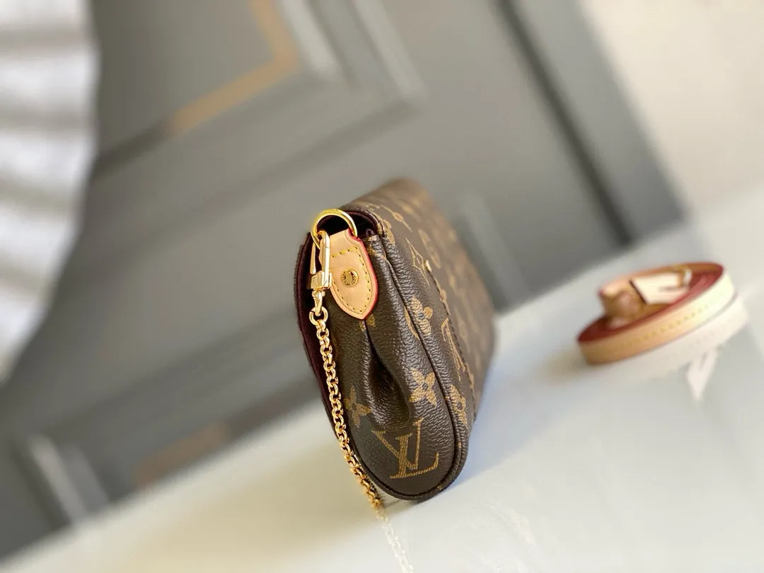 💰600 Top Original M40717 FAVORITE MM This Favorite MM handbag is the darling of fashionable women. It is sewn with classic Monogram canvas and is suitable for morning and evening occasions. The bag can be used as a clutch, or can be carried as a short shoulder bag using the gold chain strap, while the leather shoulder strap can be easily carried cross-body. An engraved metal plaque on the front conceals a clever magnetic closure for safe access.  24x 14x 4 cm (length x height x width) Monogram coated canvas Natural cowhide leather trim Textile lining Gold-tone hardware Magnetic flap closure Internal patch pocket Shoulder strap: non-detachable, not adjustable Chain strap: detachable