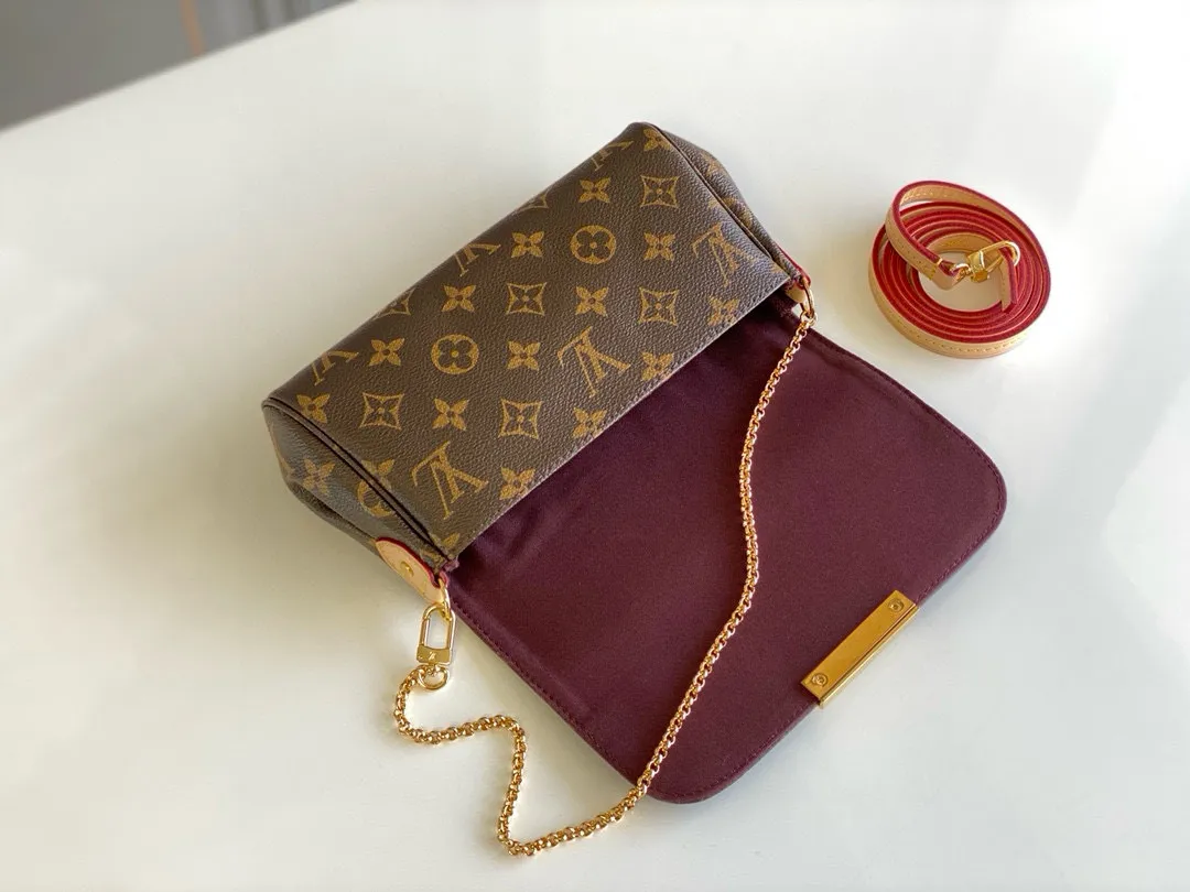 💰600 Top Original M40717 FAVORITE MM This Favorite MM handbag is the darling of fashionable women. It is sewn with classic Monogram canvas and is suitable for morning and evening occasions. The bag can be used as a clutch, or can be carried as a short shoulder bag using the gold chain strap, while the leather shoulder strap can be easily carried cross-body. An engraved metal plaque on the front conceals a clever magnetic closure for safe access.  24x 14x 4 cm (length x height x width) Monogram coated canvas Natural cowhide leather trim Textile lining Gold-tone hardware Magnetic flap closure Internal patch pocket Shoulder strap: non-detachable, not adjustable Chain strap: detachable