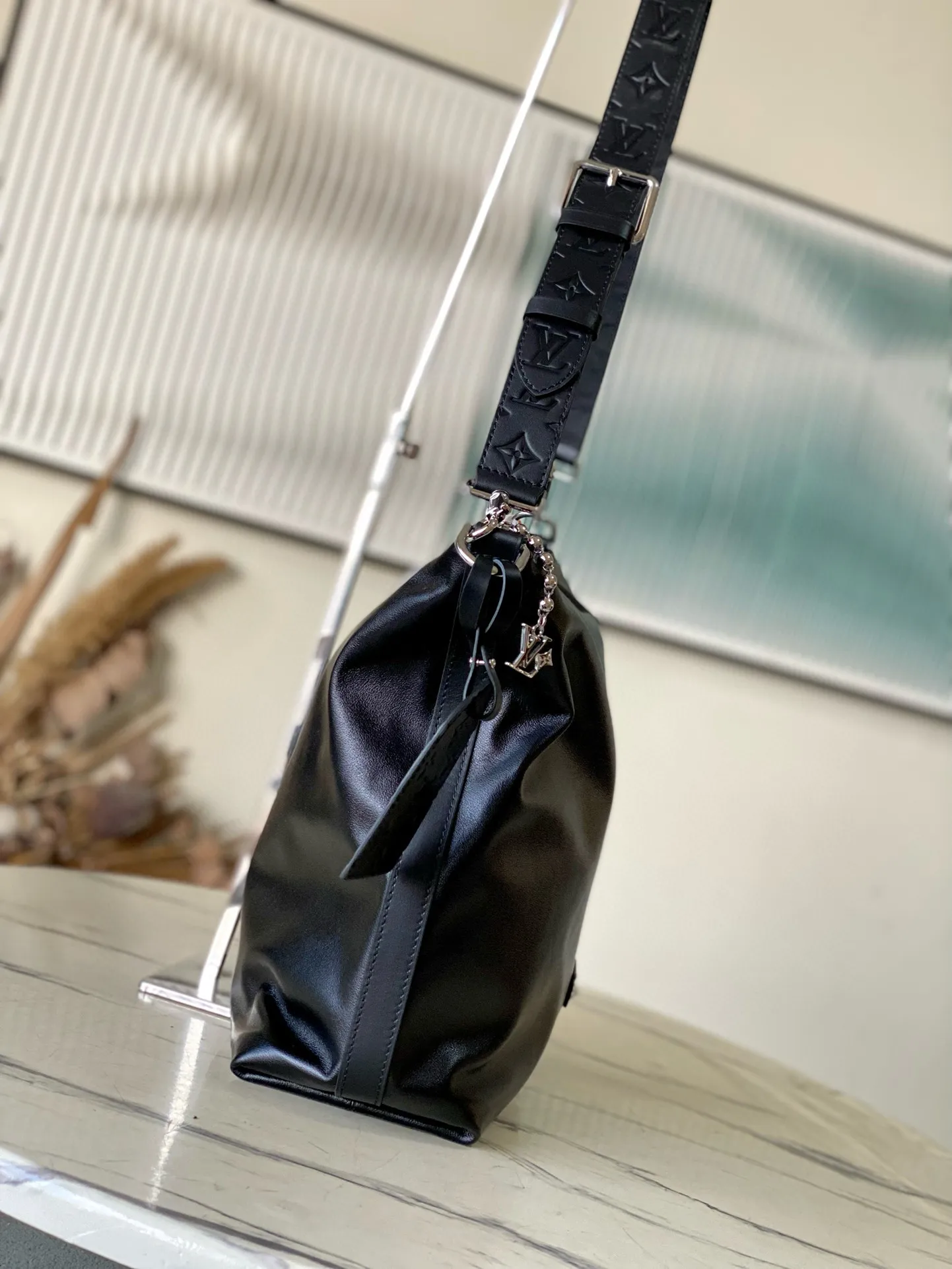💰1380 (top-grain leather) top original order M13986 This Vagabond Hobo handbag is made of glossy soft cow leather to create an ergonomic and close-fitting silhouette. Whether it is carried cross-body or on the shoulder, it can show its cool style. The metal zipper enables smooth opening and closing, and the bead chain cleverly connects the zipper puller and LV letter decoration. Dimensions: 38 × 35 × 12 cm
