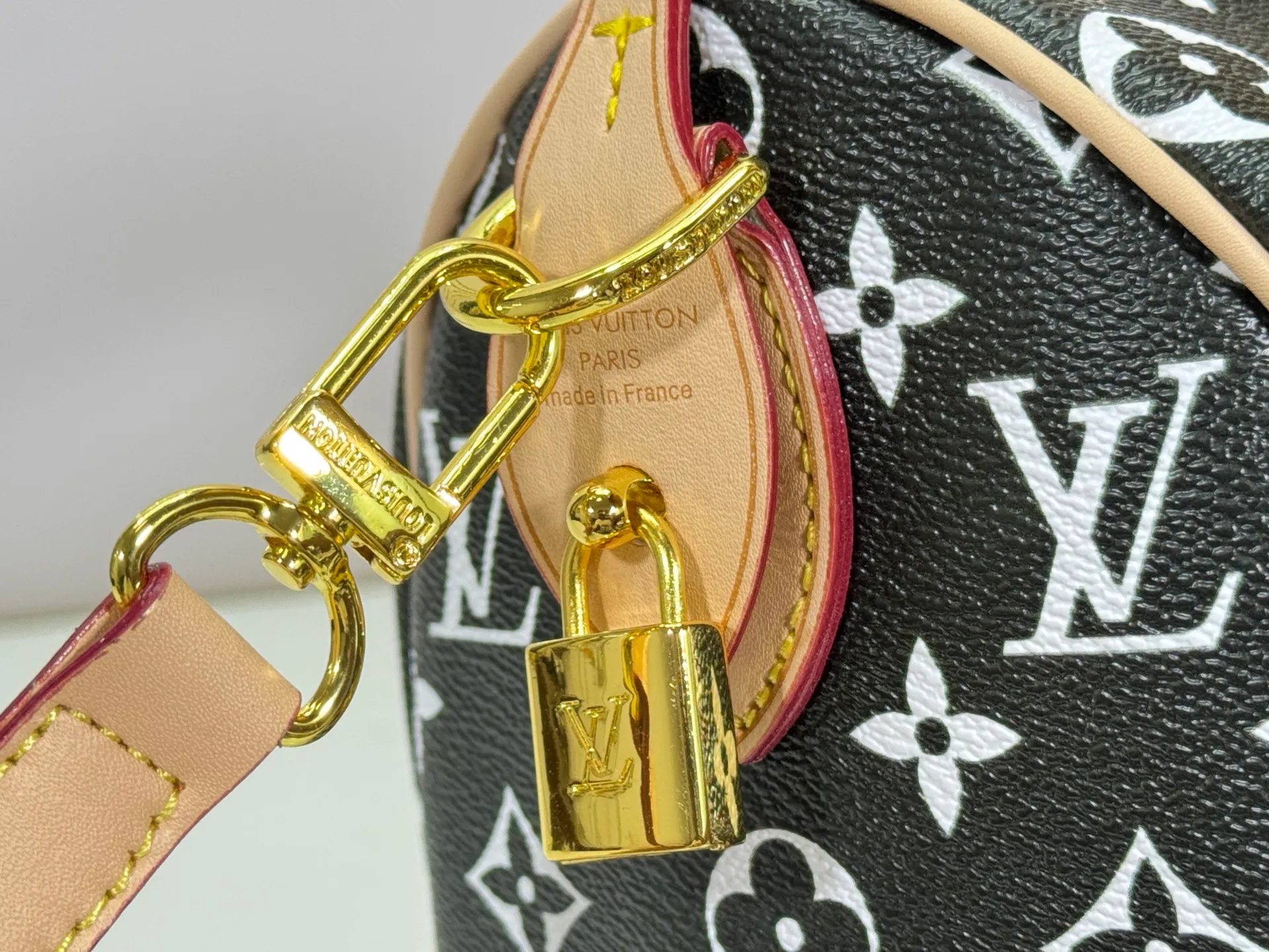 P280 Upgraded original M24426 M24425 M24424 M24423 M24443 M This Speedy Bandoulière 25 Monogram Leather handbag is made of soft cow leather and uses Monogram pattern to reproduce the elegant look and feel of canvas printing. Dazzling metal hardware, sheepskin lining and nameplate all reflect Creative Director Pharrell Williams' relentless attention to detail. Dimensions: 25.0 x 15.0 x 15.0 cm (length x height x width)