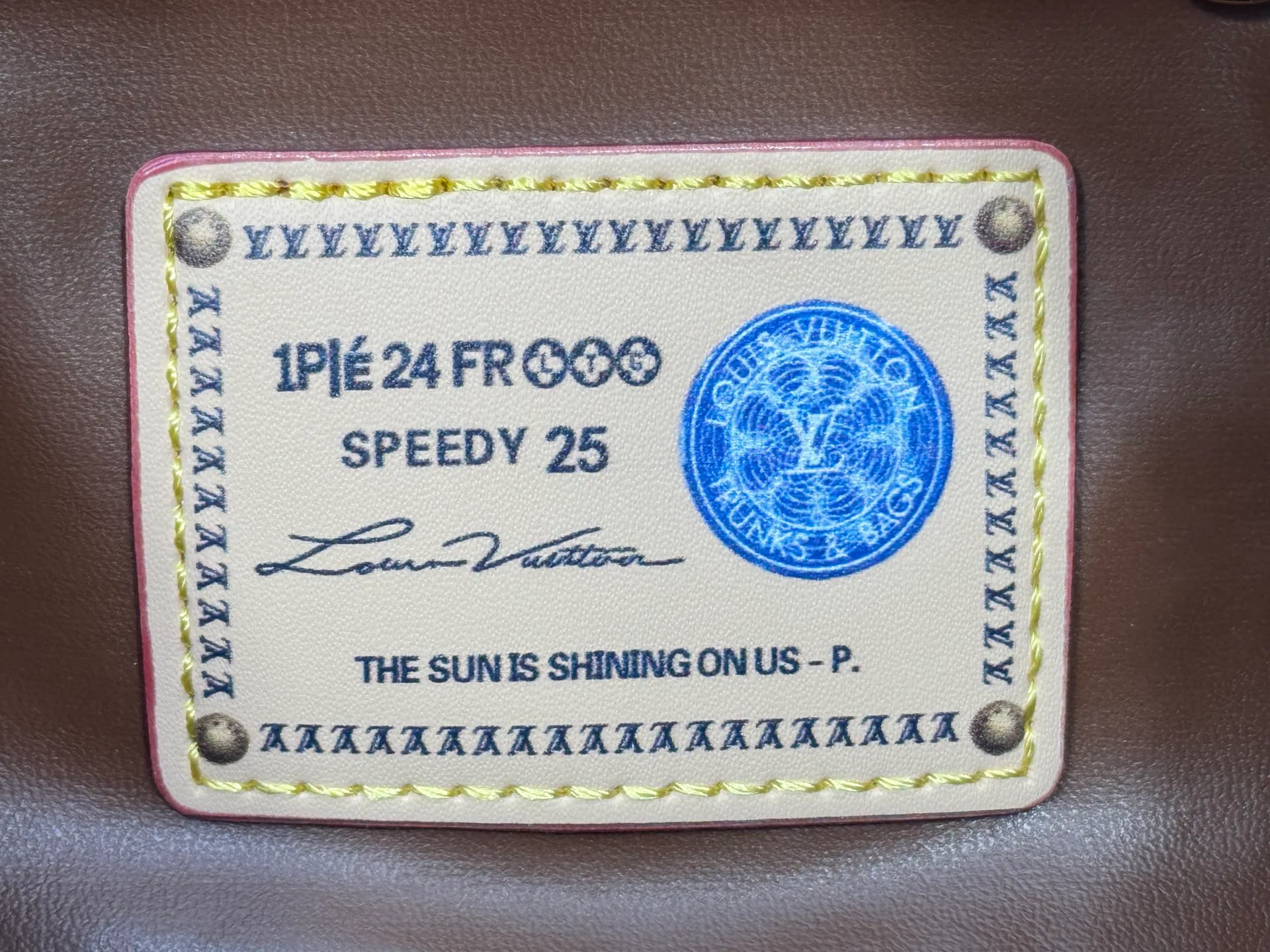 P280 Upgraded original M24426 M24425 M24424 M24423 M24443 M This Speedy Bandoulière 25 Monogram Leather handbag is made of soft cow leather and uses Monogram pattern to reproduce the elegant look and feel of canvas printing. Dazzling metal hardware, sheepskin lining and nameplate all reflect Creative Director Pharrell Williams' relentless attention to detail. Dimensions: 25.0 x 15.0 x 15.0 cm (length x height x width)