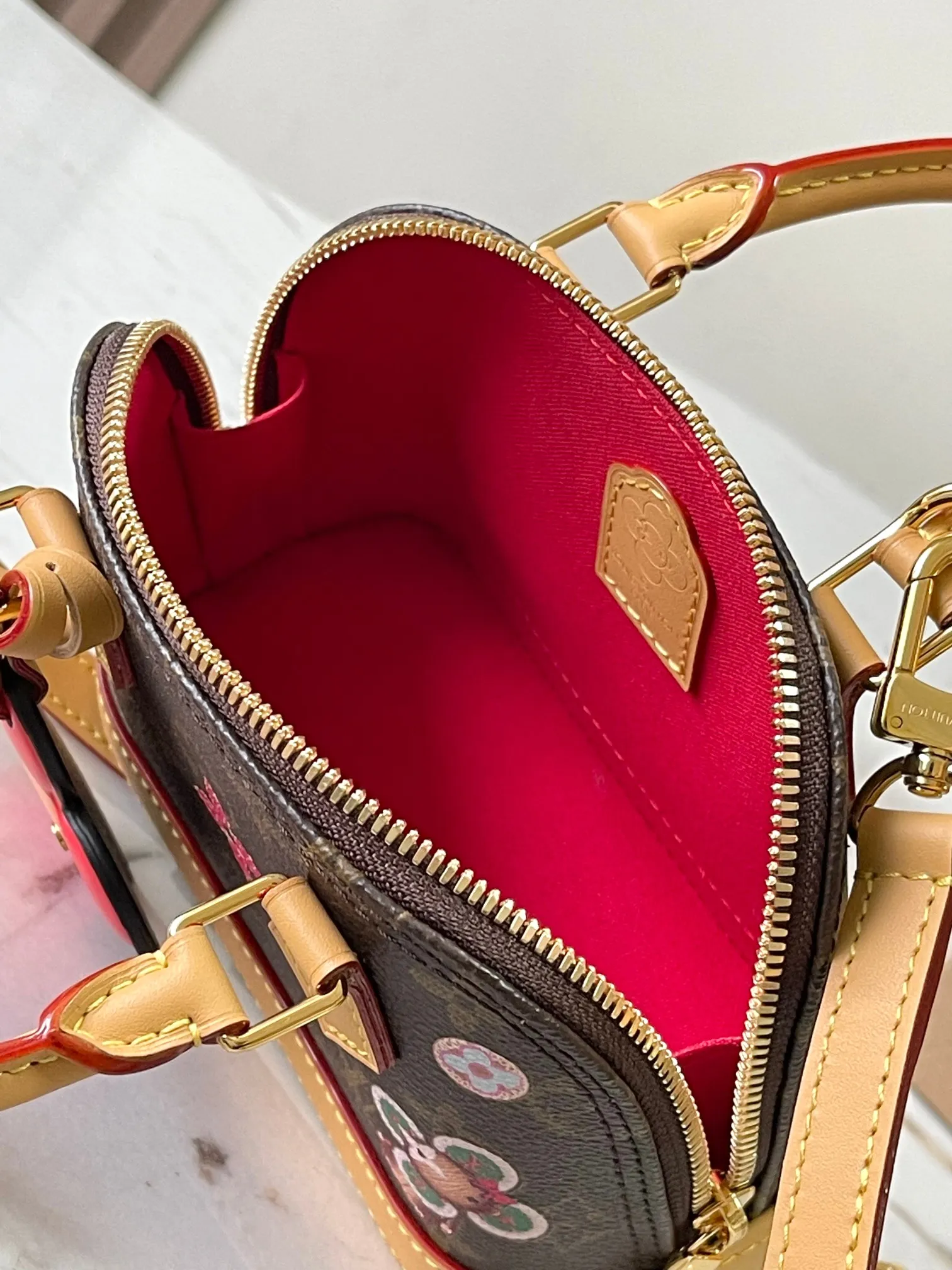 💰2000 [Special grade MB chip version original leather] [Christmas model] This Nano Alma handbag is immersed in the festive atmosphere of the Candy Factory series. Model: M12199 presbyopic dynamic chip version Material: A-grade all-steel hardware, imported original fabric Packaging: full set of original duty-free MB packaging Size: 18*12*8CM