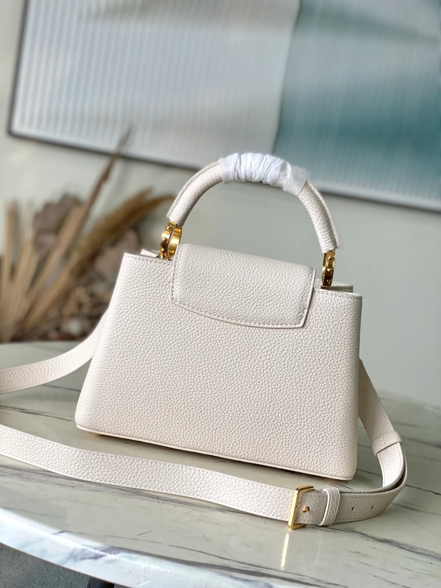 💰2380 "Special Grade Original Leather" M12935 Milk White Small Size This Capucines BB handbag is made of flexible Taurillon cow leather. It uses jewelry-style double-plated chains and Monogram floral elements to highlight the identity of the Chain On You series. The flip cover can be placed on both the inside and outside. The ample structure and multiple inner pockets are convenient for storing daily needs. The rounded V letter adds an ingenious detail. Dimensions: 27 × 18 × 9 cm