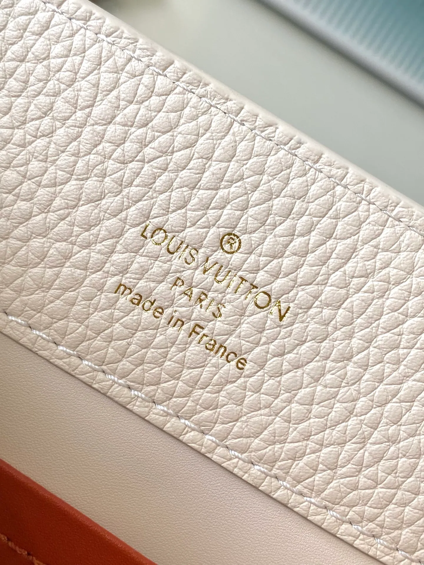 💰2380 "Special Grade Original Leather" M12935 Milk White Small Size This Capucines BB handbag is made of flexible Taurillon cow leather. It uses jewelry-style double-plated chains and Monogram floral elements to highlight the identity of the Chain On You series. The flip cover can be placed on both the inside and outside. The ample structure and multiple inner pockets are convenient for storing daily needs. The rounded V letter adds an ingenious detail. Dimensions: 27 × 18 × 9 cm