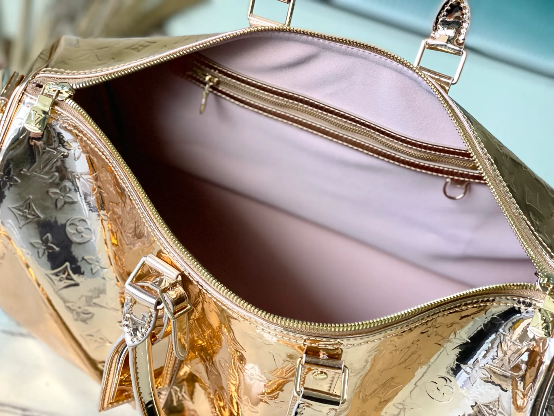 💰1560 (top layer leather) top original order M26463 rose gold This Keepall Bandouliere 45 travel bag uses Monogram Miroir canvas to convey the futuristic style, and then uses the mirror effect coating to upgrade the wear resistance. The hidden zipper pocket inside the mesh ensures safe storage of various items, and the top handle and detachable and adjustable shoulder strap allow for flexible carrying. Dimensions: 45 × 27 × 20 cm
