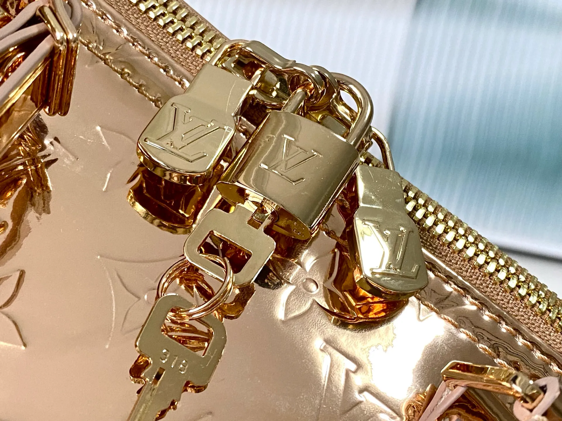 💰1560 (top layer leather) top original order M26463 rose gold This Keepall Bandouliere 45 travel bag uses Monogram Miroir canvas to convey the futuristic style, and then uses the mirror effect coating to upgrade the wear resistance. The hidden zipper pocket inside the mesh ensures safe storage of various items, and the top handle and detachable and adjustable shoulder strap allow for flexible carrying. Dimensions: 45 × 27 × 20 cm