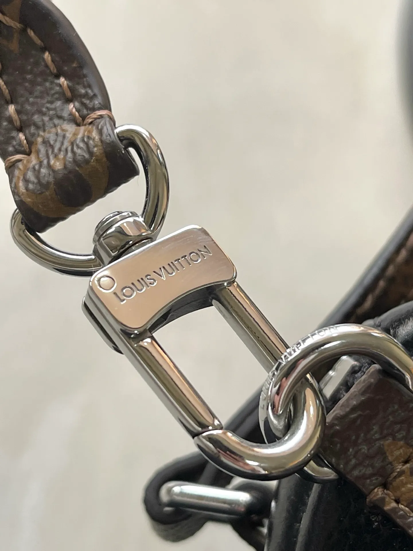 💰980 (first-grain leather) top original order M27920 This small Express handbag can be called an urban luxury product. Its design is inspired by the brand's classic Keepall travel bag. It is carefully made of fine cow leather and decorated with Monogram classic pattern trim and lining. It is paired with metal parts and the iconic key bag and padlock, showing the essence of Louis Vuitton's travel tradition. The compact size can accommodate daily belongings and can be carried in various ways, making it suitable for modern urban life. Dimensions: 26 × 17 × 13.5 cm