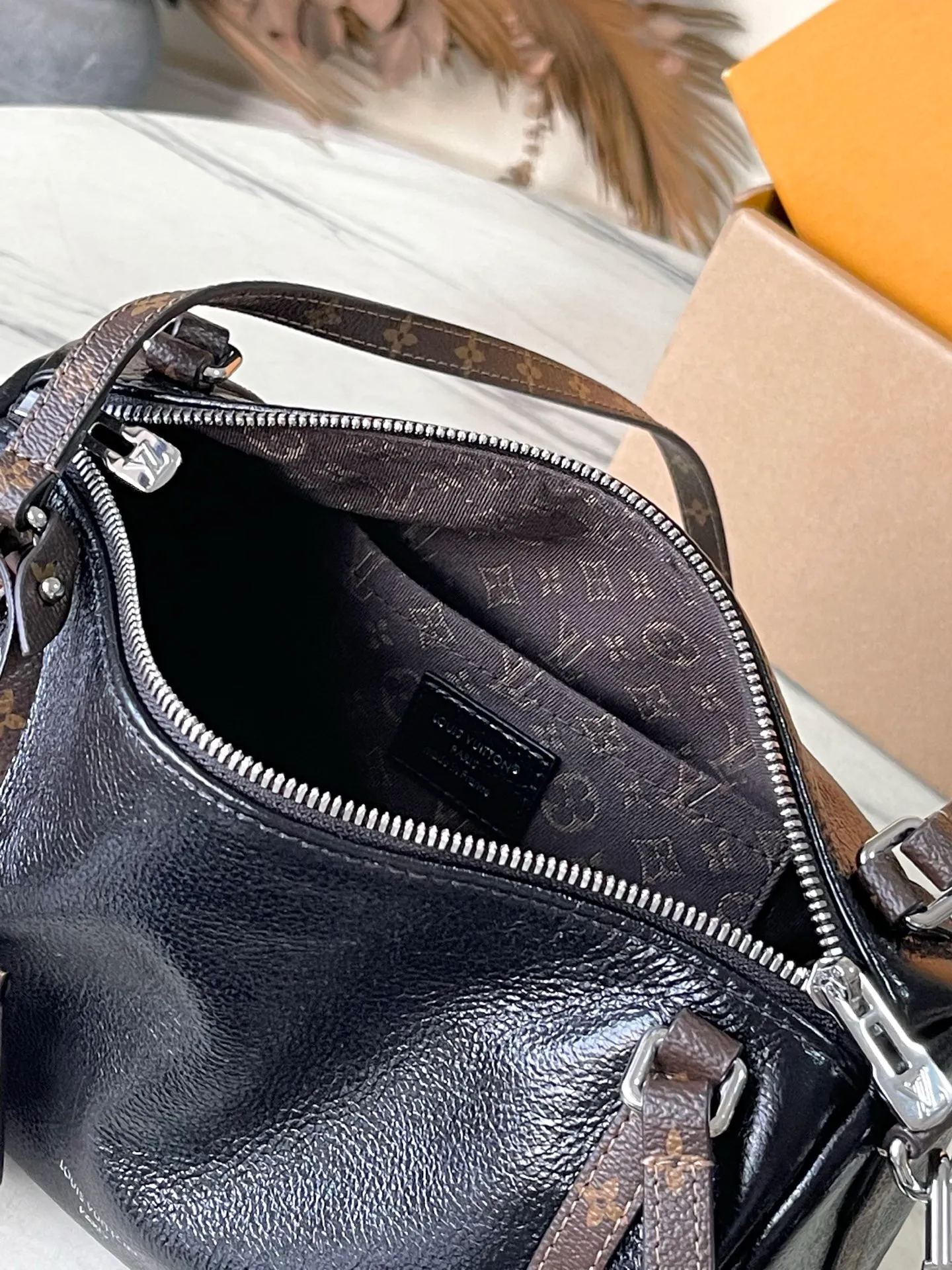 💰980 (first-grain leather) top original order M27920 This small Express handbag can be called an urban luxury product. Its design is inspired by the brand's classic Keepall travel bag. It is carefully made of fine cow leather and decorated with Monogram classic pattern trim and lining. It is paired with metal parts and the iconic key bag and padlock, showing the essence of Louis Vuitton's travel tradition. The compact size can accommodate daily belongings and can be carried in various ways, making it suitable for modern urban life. Dimensions: 26 × 17 × 13.5 cm