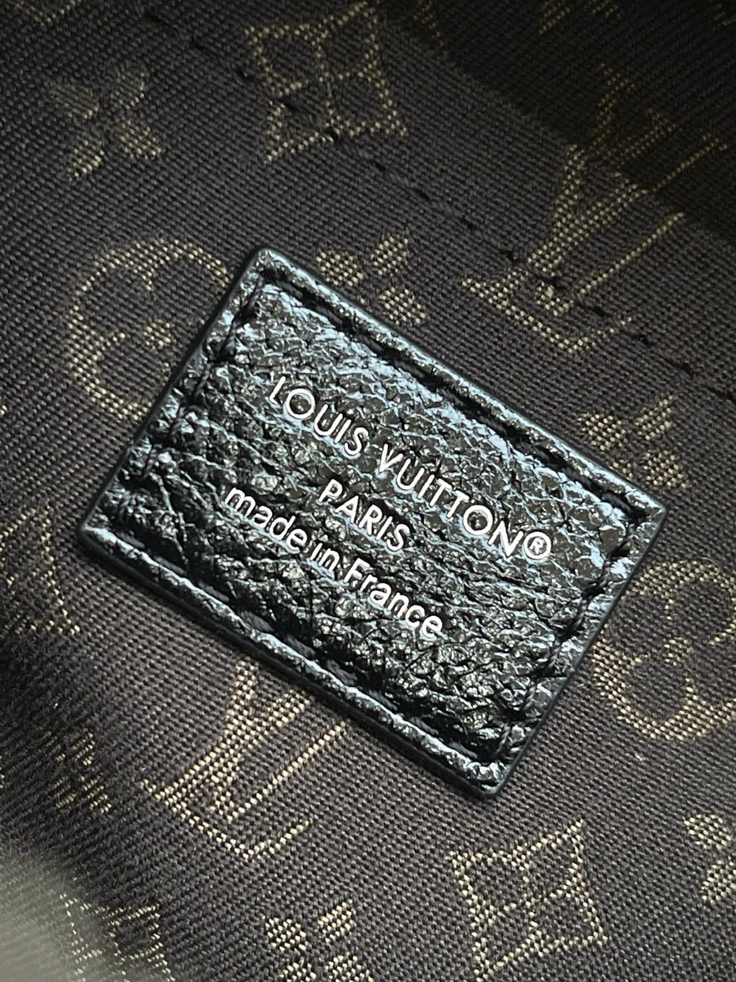 💰980 (first-grain leather) top original order M27920 This small Express handbag can be called an urban luxury product. Its design is inspired by the brand's classic Keepall travel bag. It is carefully made of fine cow leather and decorated with Monogram classic pattern trim and lining. It is paired with metal parts and the iconic key bag and padlock, showing the essence of Louis Vuitton's travel tradition. The compact size can accommodate daily belongings and can be carried in various ways, making it suitable for modern urban life. Dimensions: 26 × 17 × 13.5 cm