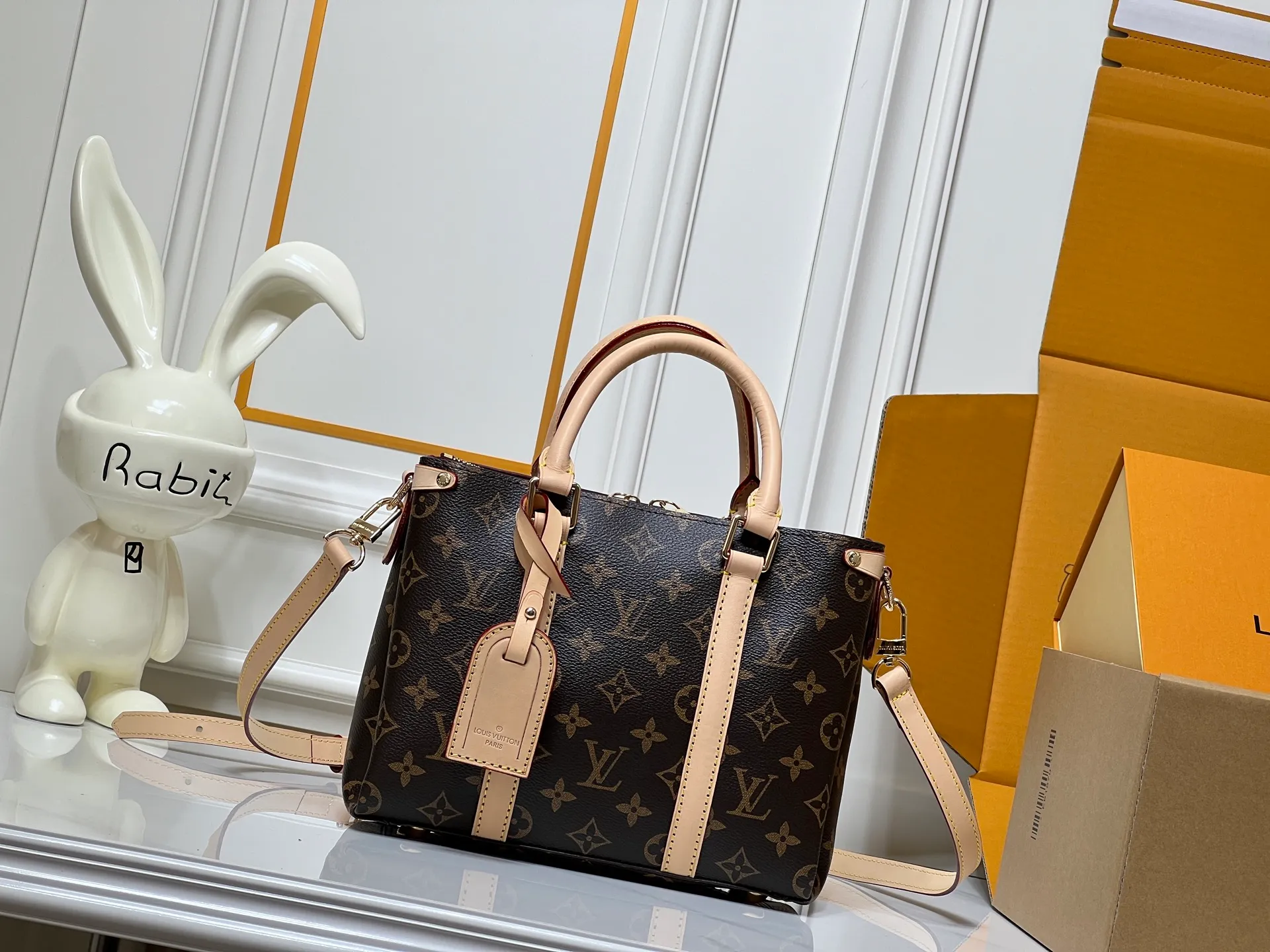 Batch 280💰Small size Upgraded original model Newly arrived OPEN HANDBAG handbag M44816 M44815 M44818 Black Pink Red Presbyopia Open Handbag Made of selected Monogram canvas, embellished with classic details, including side branches and two-sided textured leather trim, gold rivets and nails classic leather luggage tags, top handles and detachable and adjustable length shoulder straps. Large 35x24x15, small 29.0×19.0×10.0cm