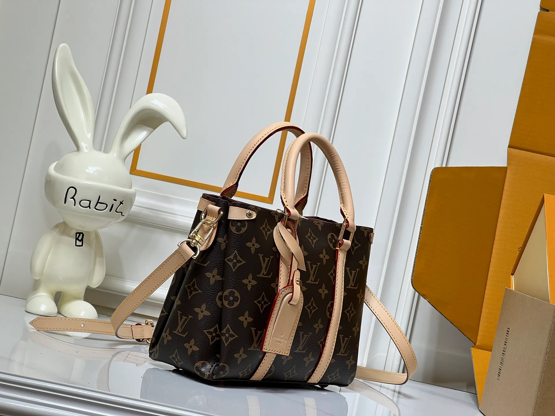 Batch 280💰Small size Upgraded original model Newly arrived OPEN HANDBAG handbag M44816 M44815 M44818 Black Pink Red Presbyopia Open Handbag Made of selected Monogram canvas, embellished with classic details, including side branches and two-sided textured leather trim, gold rivets and nails classic leather luggage tags, top handles and detachable and adjustable length shoulder straps. Large 35x24x15, small 29.0×19.0×10.0cm