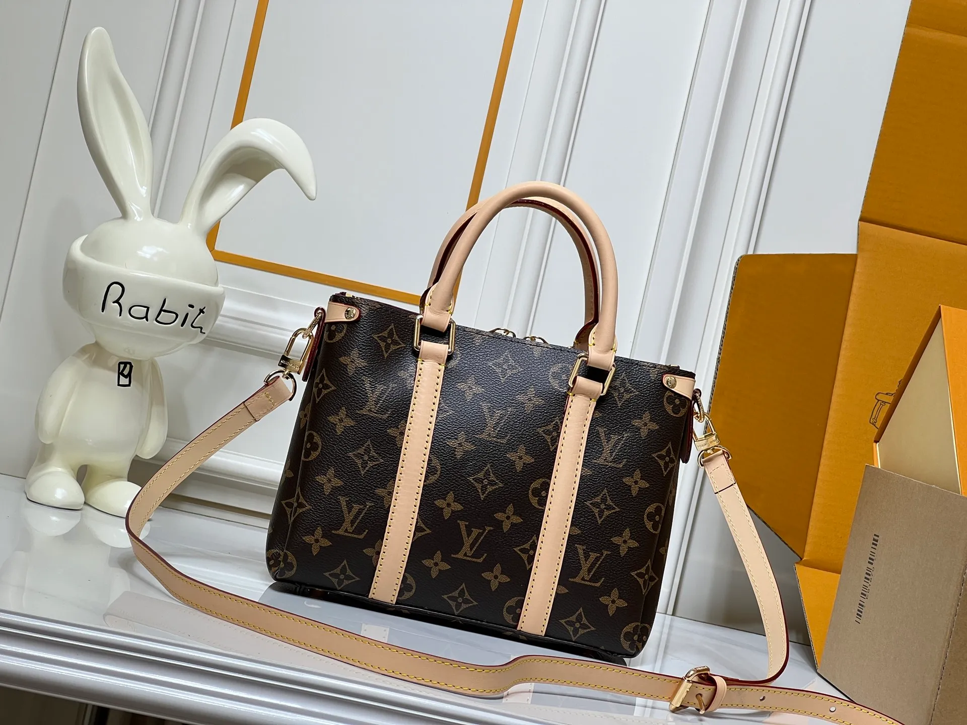 Batch 280💰Small size Upgraded original model Newly arrived OPEN HANDBAG handbag M44816 M44815 M44818 Black Pink Red Presbyopia Open Handbag Made of selected Monogram canvas, embellished with classic details, including side branches and two-sided textured leather trim, gold rivets and nails classic leather luggage tags, top handles and detachable and adjustable length shoulder straps. Large 35x24x15, small 29.0×19.0×10.0cm
