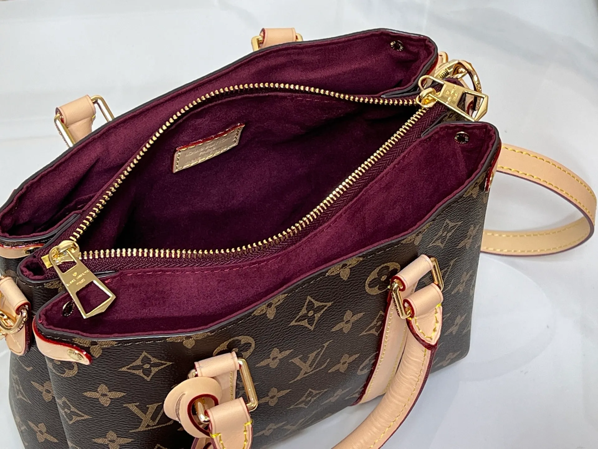 Batch 280💰Small size Upgraded original model Newly arrived OPEN HANDBAG handbag M44816 M44815 M44818 Black Pink Red Presbyopia Open Handbag Made of selected Monogram canvas, embellished with classic details, including side branches and two-sided textured leather trim, gold rivets and nails classic leather luggage tags, top handles and detachable and adjustable length shoulder straps. Large 35x24x15, small 29.0×19.0×10.0cm