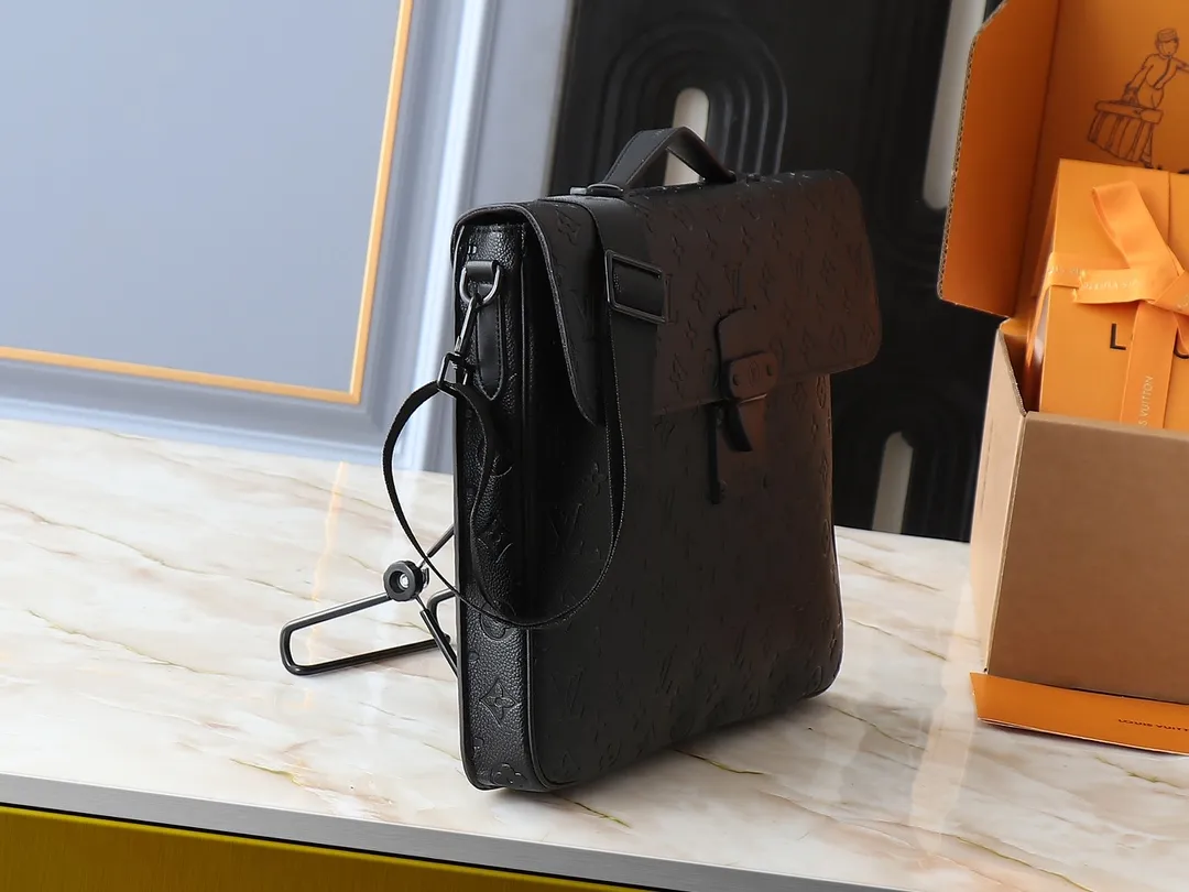 💰260💰Upgraded original [M20835 embossed. Black flower. Presbyopia] S-Lock briefcase is made of Taurillon Monogram cow leather with a restrained configuration, providing a safe choice for contemporary business people based on traditional design. The magnetic clasp is derived from Louis Vuitton's classic trunk lock and comes with an adjustable shoulder strap. Dimensions: 39 x 30 x 8cm