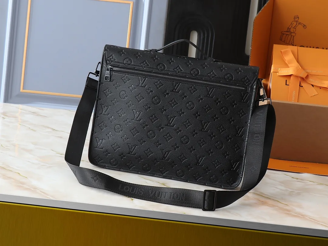 💰260💰Upgraded original [M20835 embossed. Black flower. Presbyopia] S-Lock briefcase is made of Taurillon Monogram cow leather with a restrained configuration, providing a safe choice for contemporary business people based on traditional design. The magnetic clasp is derived from Louis Vuitton's classic trunk lock and comes with an adjustable shoulder strap. Dimensions: 39 x 30 x 8cm
