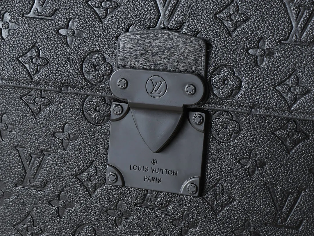 💰260💰Upgraded original [M20835 embossed. Black flower. Presbyopia] S-Lock briefcase is made of Taurillon Monogram cow leather with a restrained configuration, providing a safe choice for contemporary business people based on traditional design. The magnetic clasp is derived from Louis Vuitton's classic trunk lock and comes with an adjustable shoulder strap. Dimensions: 39 x 30 x 8cm