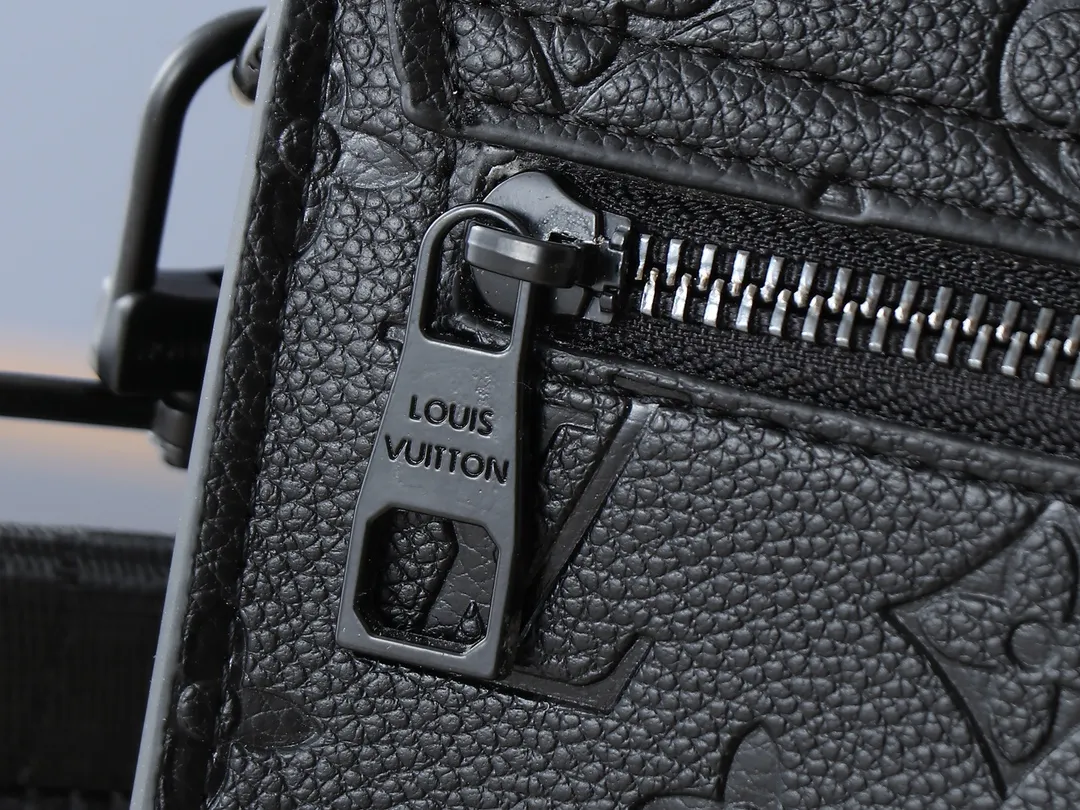 💰260💰Upgraded original [M20835 embossed. Black flower. Presbyopia] S-Lock briefcase is made of Taurillon Monogram cow leather with a restrained configuration, providing a safe choice for contemporary business people based on traditional design. The magnetic clasp is derived from Louis Vuitton's classic trunk lock and comes with an adjustable shoulder strap. Dimensions: 39 x 30 x 8cm