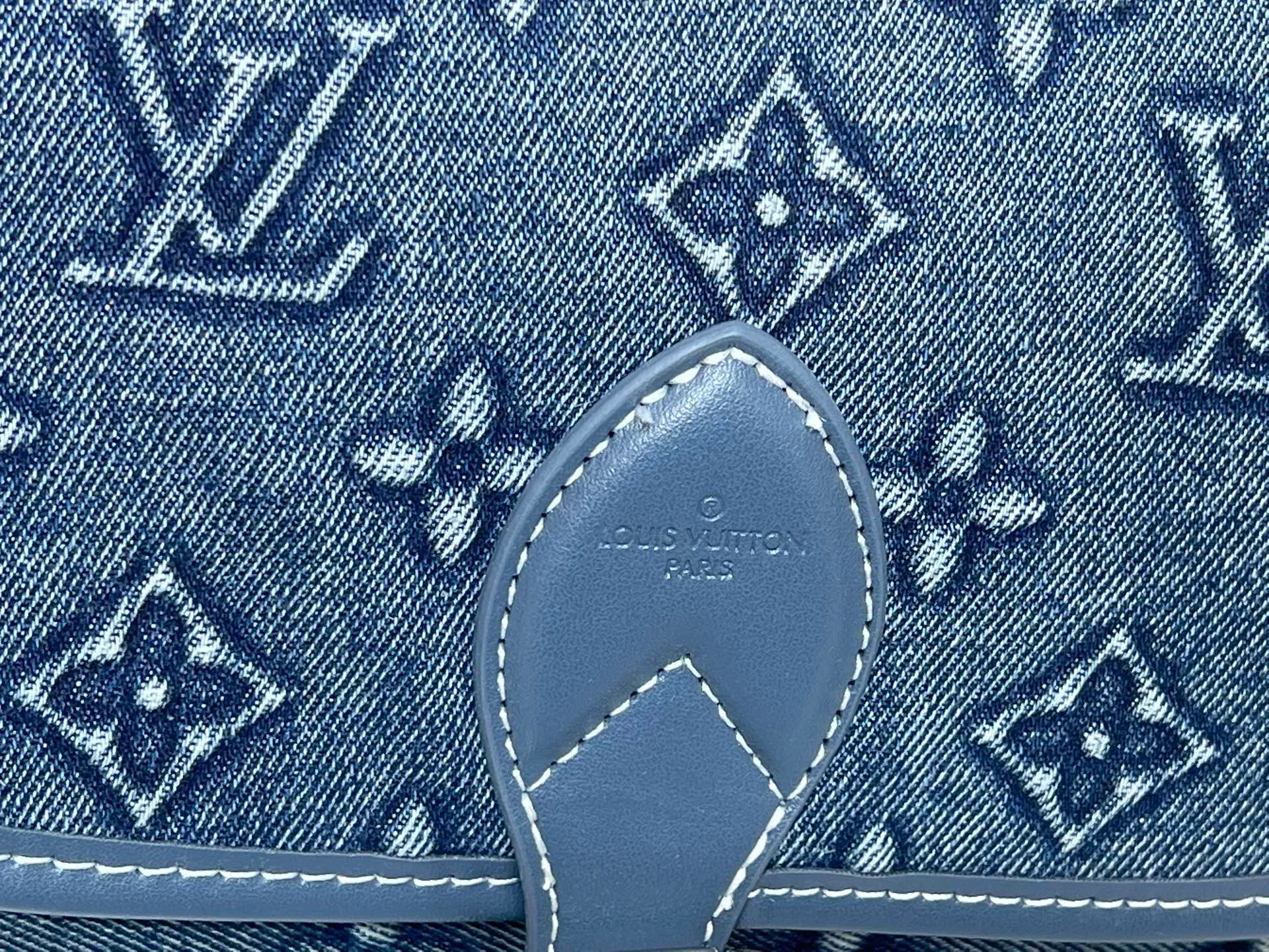 Batch 300💰Upgraded original M45985 M45988 embossed denim This Diane handbag is made of classic Monogram denim with contrasting cow leather trim and dazzling metal parts, using modern touches to interpret the new season interest. The zippered interior pocket keeps valuables secure, and the removable leather shoulder strap allows for a variety of carrying options. Dimensions: 24.0 x 15.0 x 9.0 cm (length x height x width)