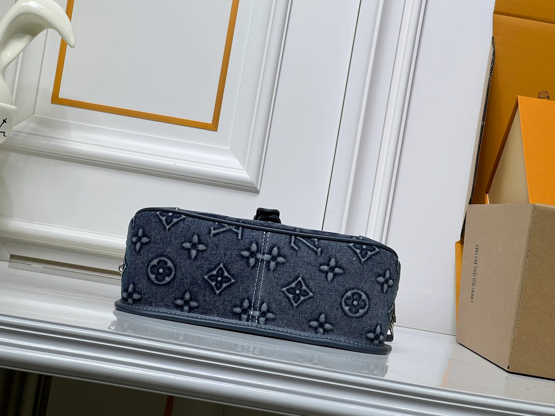 Batch 300💰Upgraded original M45985 M45988 embossed denim This Diane handbag is made of classic Monogram denim with contrasting cow leather trim and dazzling metal parts, using modern touches to interpret the new season interest. The zippered interior pocket keeps valuables secure, and the removable leather shoulder strap allows for a variety of carrying options. Dimensions: 24.0 x 15.0 x 9.0 cm (length x height x width)