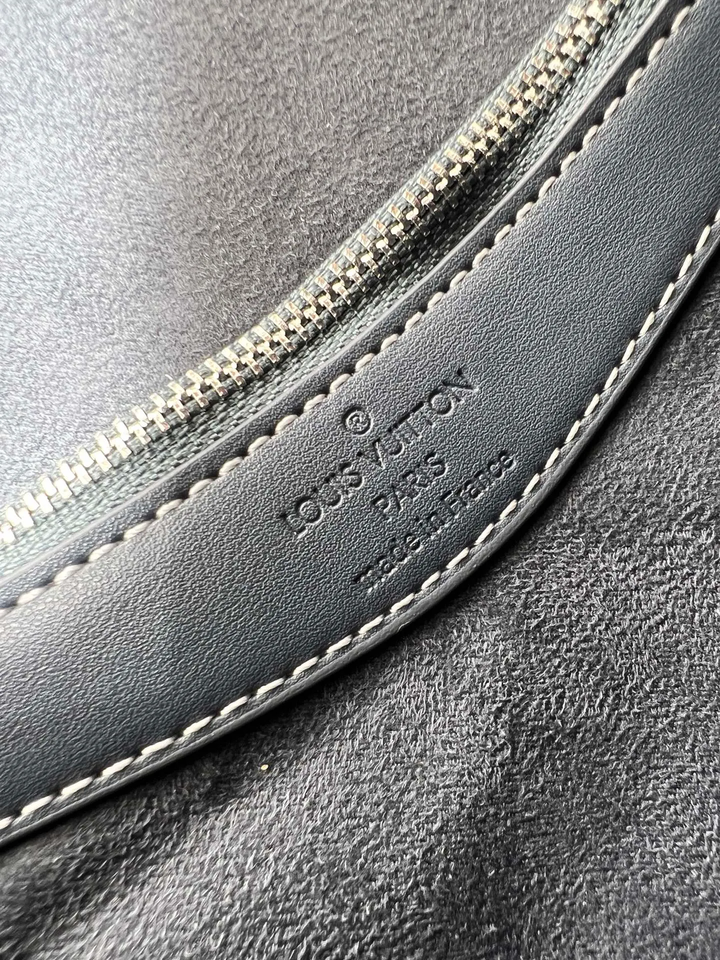 Batch 300💰Upgraded original M45985 M45988 embossed denim This Diane handbag is made of classic Monogram denim with contrasting cow leather trim and dazzling metal parts, using modern touches to interpret the new season interest. The zippered interior pocket keeps valuables secure, and the removable leather shoulder strap allows for a variety of carrying options. Dimensions: 24.0 x 15.0 x 9.0 cm (length x height x width)
