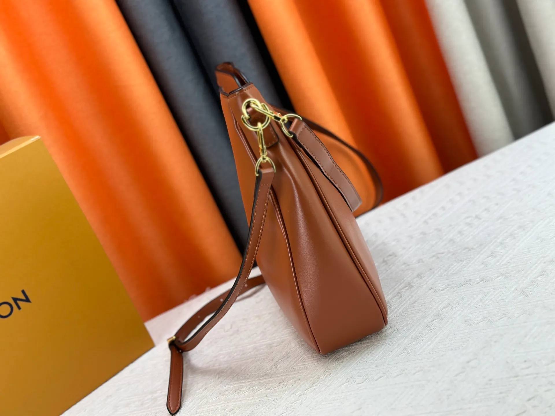P320 Large M120693 M119563 Louis Vuitton's new style has quietly returned to the minimalist elegance. This new design has soft lines and uses the Hobo outline to outline a casual sense of calmness. This is a bag that deliberately attracts attention and captures people's hearts with its low-key and restrained charm. Internal zipper pocket Size: small 24.5x21.5x5cm large 36×29.5×7cm