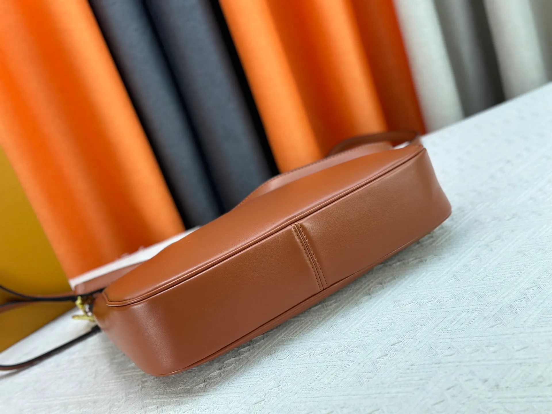 P320 Large M120693 M119563 Louis Vuitton's new style has quietly returned to the minimalist elegance. This new design has soft lines and uses the Hobo outline to outline a casual sense of calmness. This is a bag that deliberately attracts attention and captures people's hearts with its low-key and restrained charm. Internal zipper pocket Size: small 24.5x21.5x5cm large 36×29.5×7cm