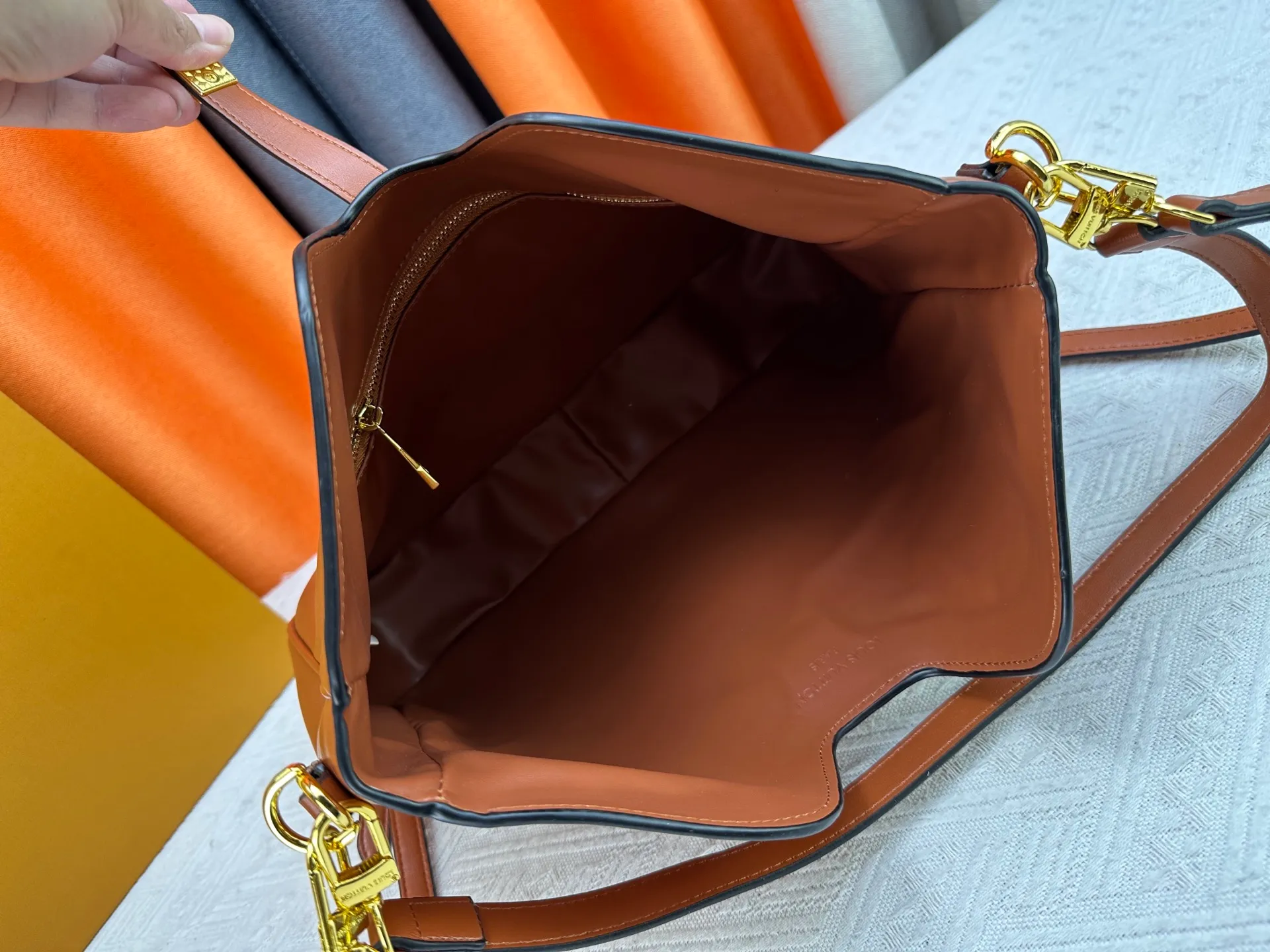 P320 Large M120693 M119563 Louis Vuitton's new style has quietly returned to the minimalist elegance. This new design has soft lines and uses the Hobo outline to outline a casual sense of calmness. This is a bag that deliberately attracts attention and captures people's hearts with its low-key and restrained charm. Internal zipper pocket Size: small 24.5x21.5x5cm large 36×29.5×7cm