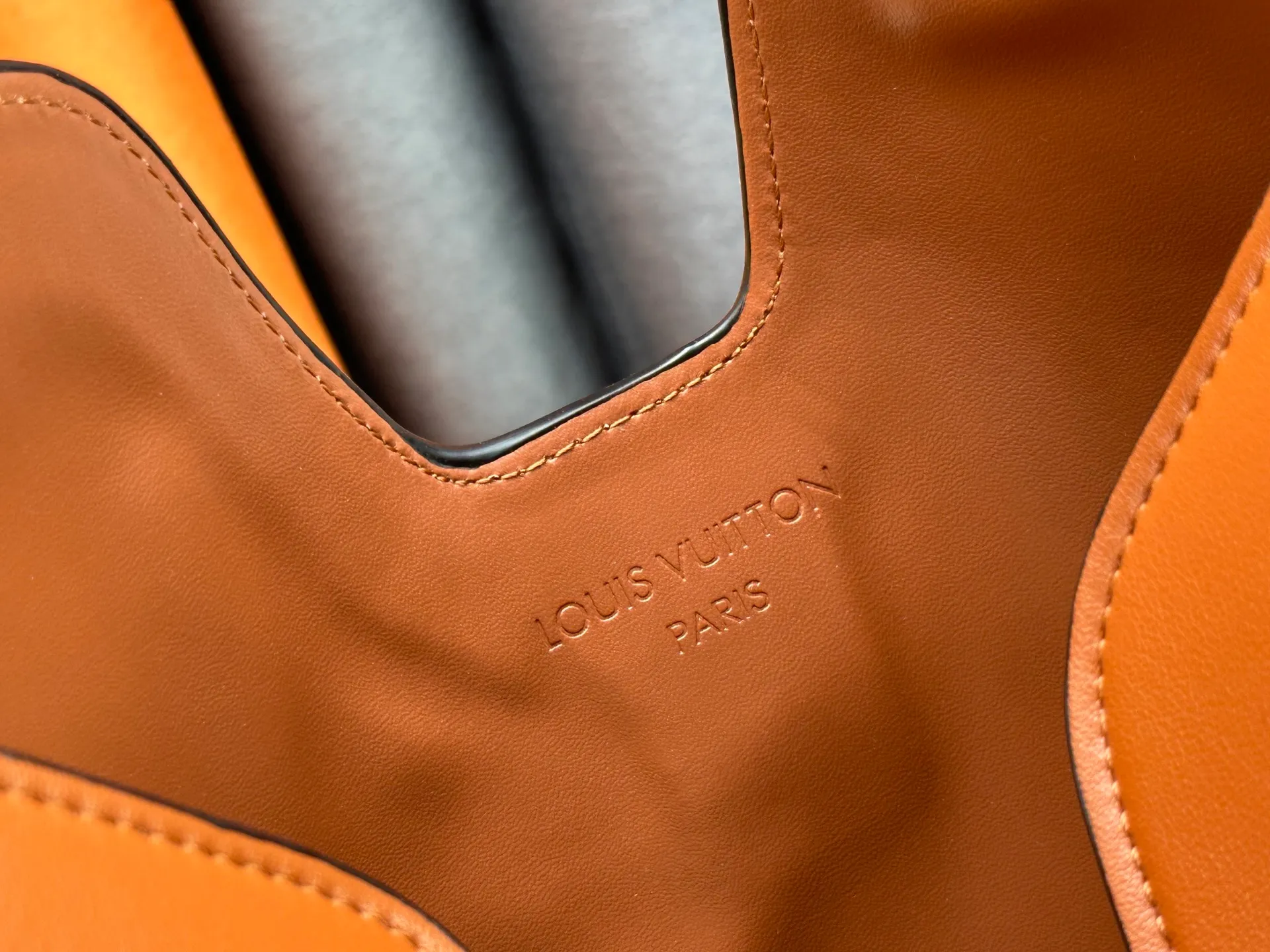 P320 Large M120693 M119563 Louis Vuitton's new style has quietly returned to the minimalist elegance. This new design has soft lines and uses the Hobo outline to outline a casual sense of calmness. This is a bag that deliberately attracts attention and captures people's hearts with its low-key and restrained charm. Internal zipper pocket Size: small 24.5x21.5x5cm large 36×29.5×7cm