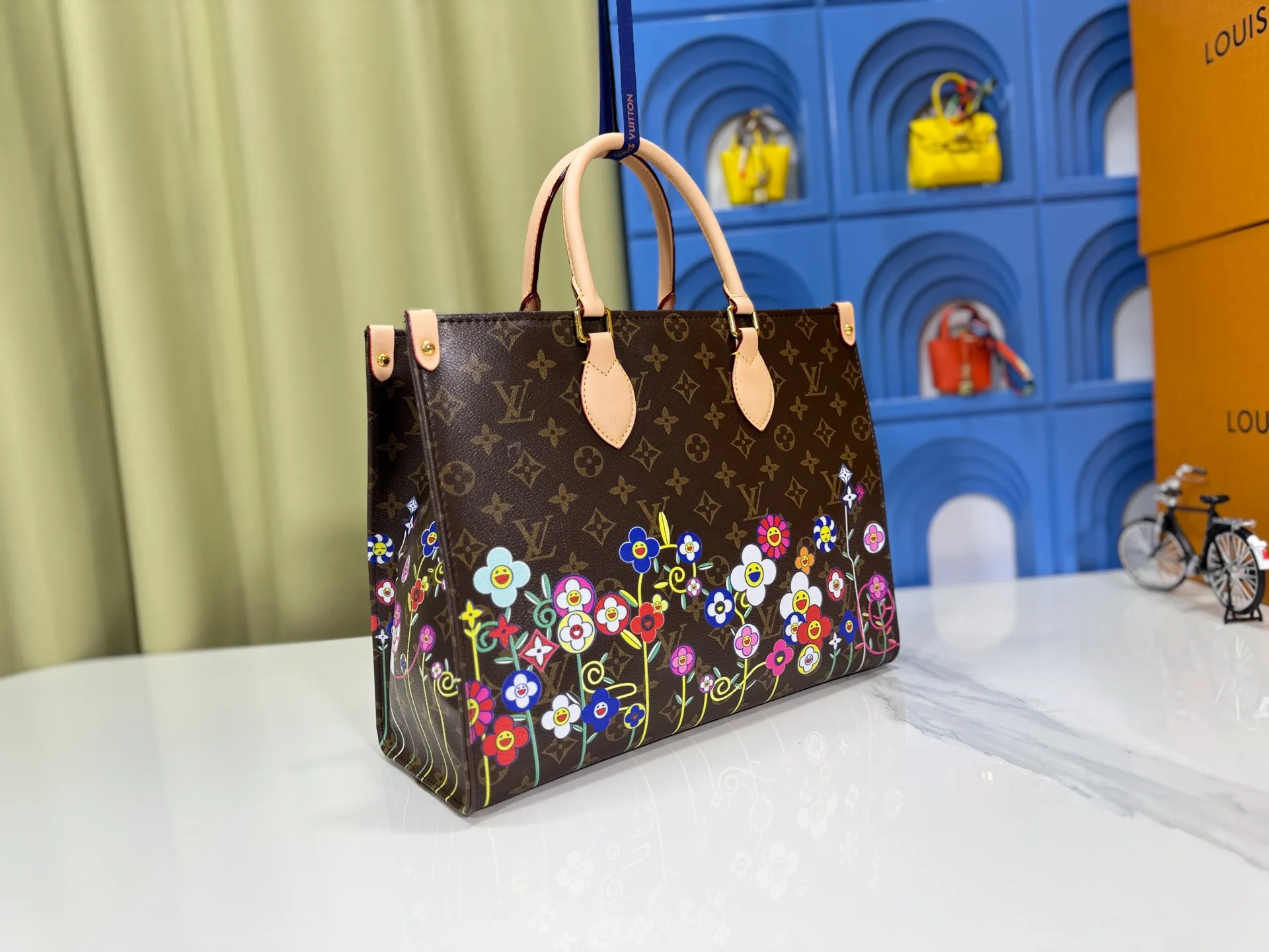P240 Upgraded original M44571 M45495 M46373onthego medium-sized handbag, the monogram pattern is printed and dyed first and then embossed on the grained cowhide, which is soft and soft. Its ample interior can hold laptops and other office supplies. The long and short handles are easy to carry in the hand or on the shoulder. Size: 34x26x13cm